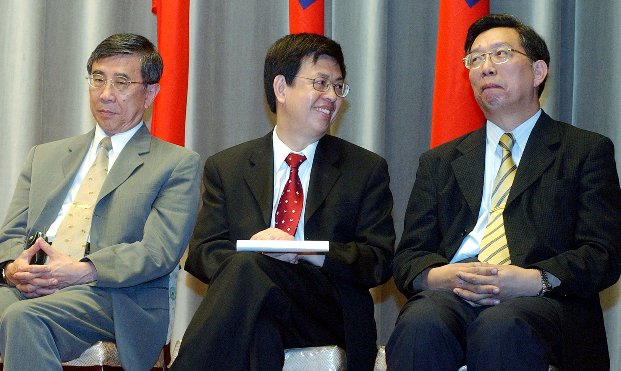 2003年擔任衛生署長的陳建仁（中），那時的他還一頭黑髮。（中央社）
