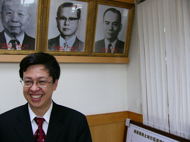 陳建仁任衛生署長時曾造訪高雄縣政府，他後方3張照片分別是昔日3位老縣長，中間即為他的父親陳新安。（聯合資料庫）