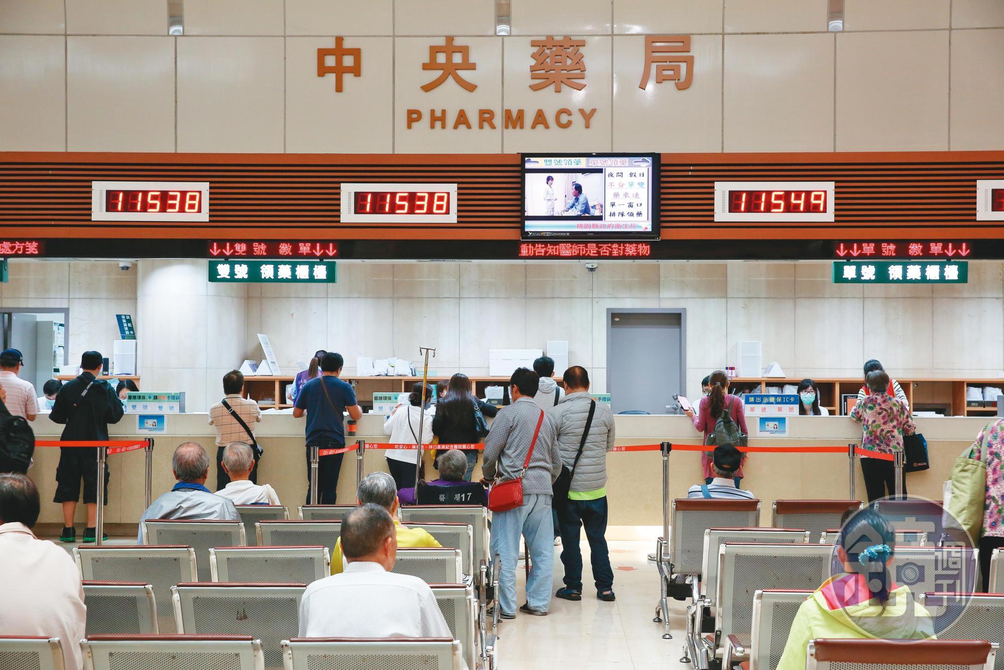 現行健保體制存在檢驗、用藥浮濫現象，而此種浮濫現象，往往肇因於費用低廉。