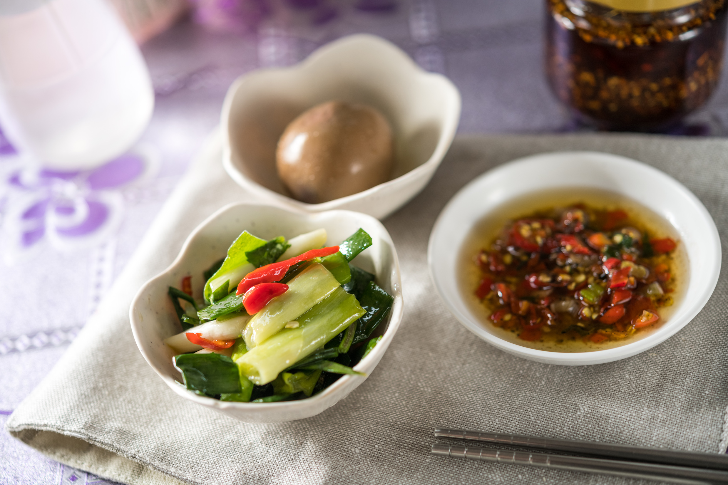 未名麵點免費提供客人的香菜青蔥，酸辣夠勁，手炒紅油辣椒鮮爽噴香。