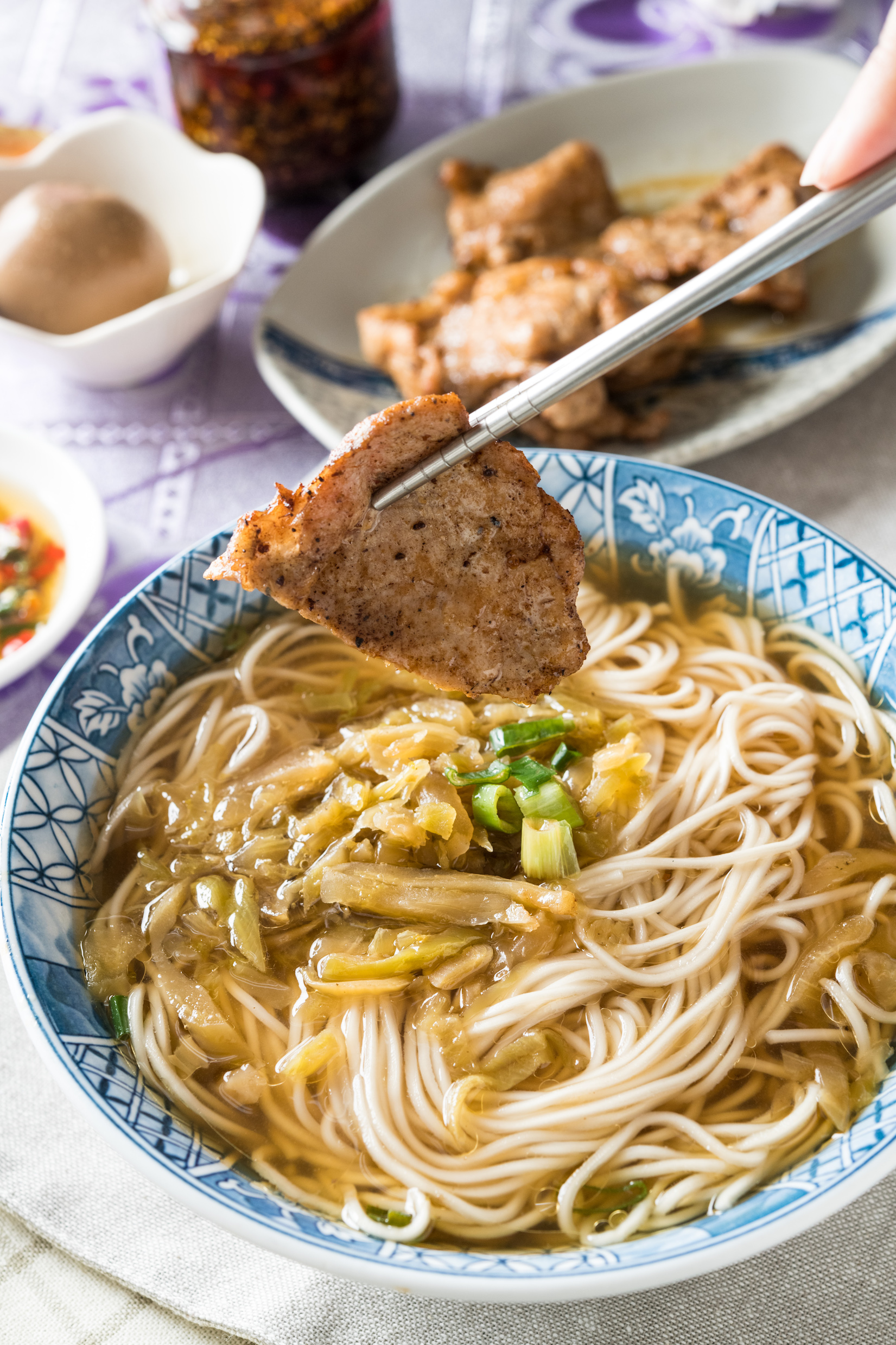 「豬排麵」麵條爽滑、肉香入味，配上酸菜湯頭一絕。（110元／小碗）