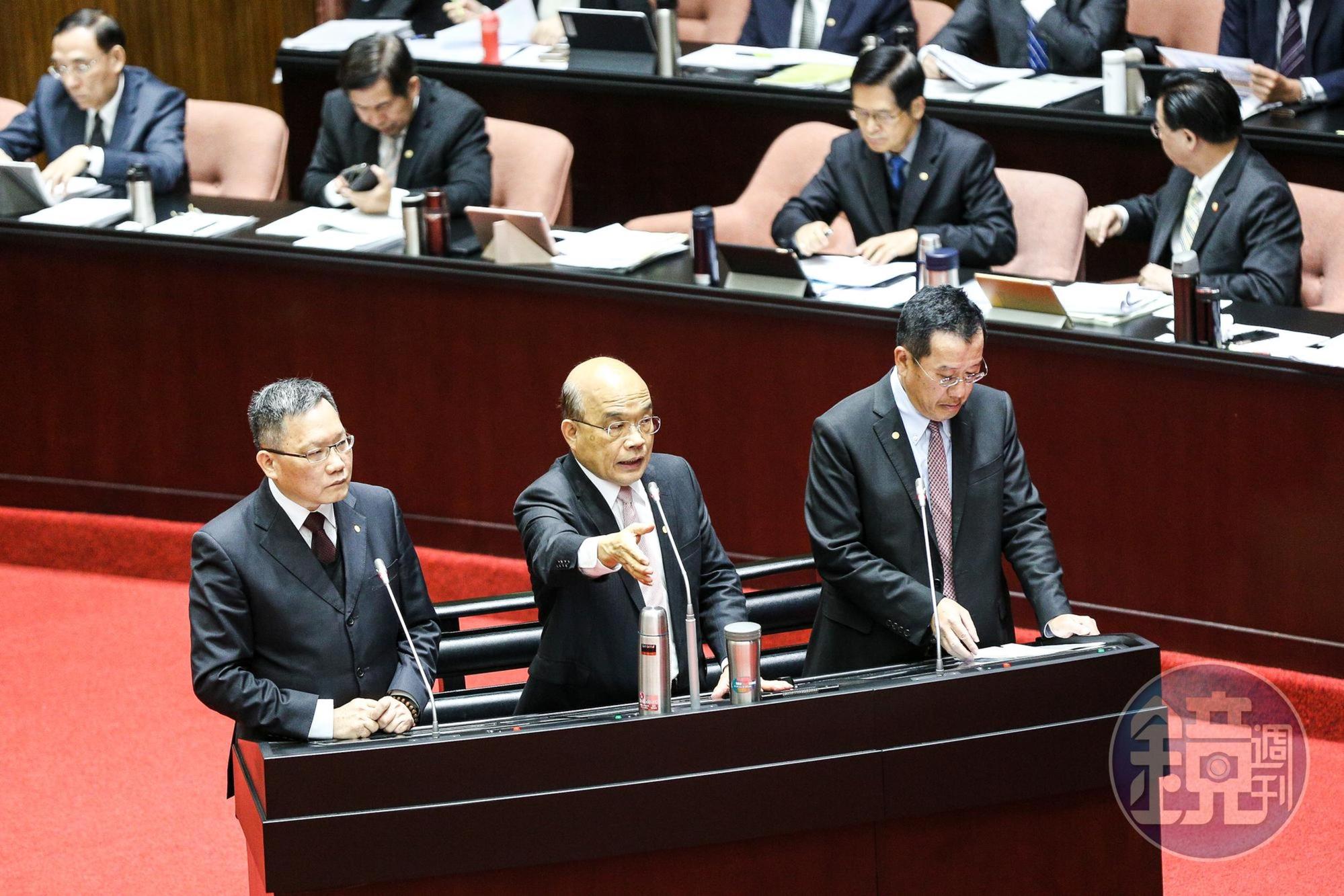 行政院長蘇貞昌(中)、財政部長蘇建榮(左)、金管會主委顧立雄(右)今到立法院備詢。