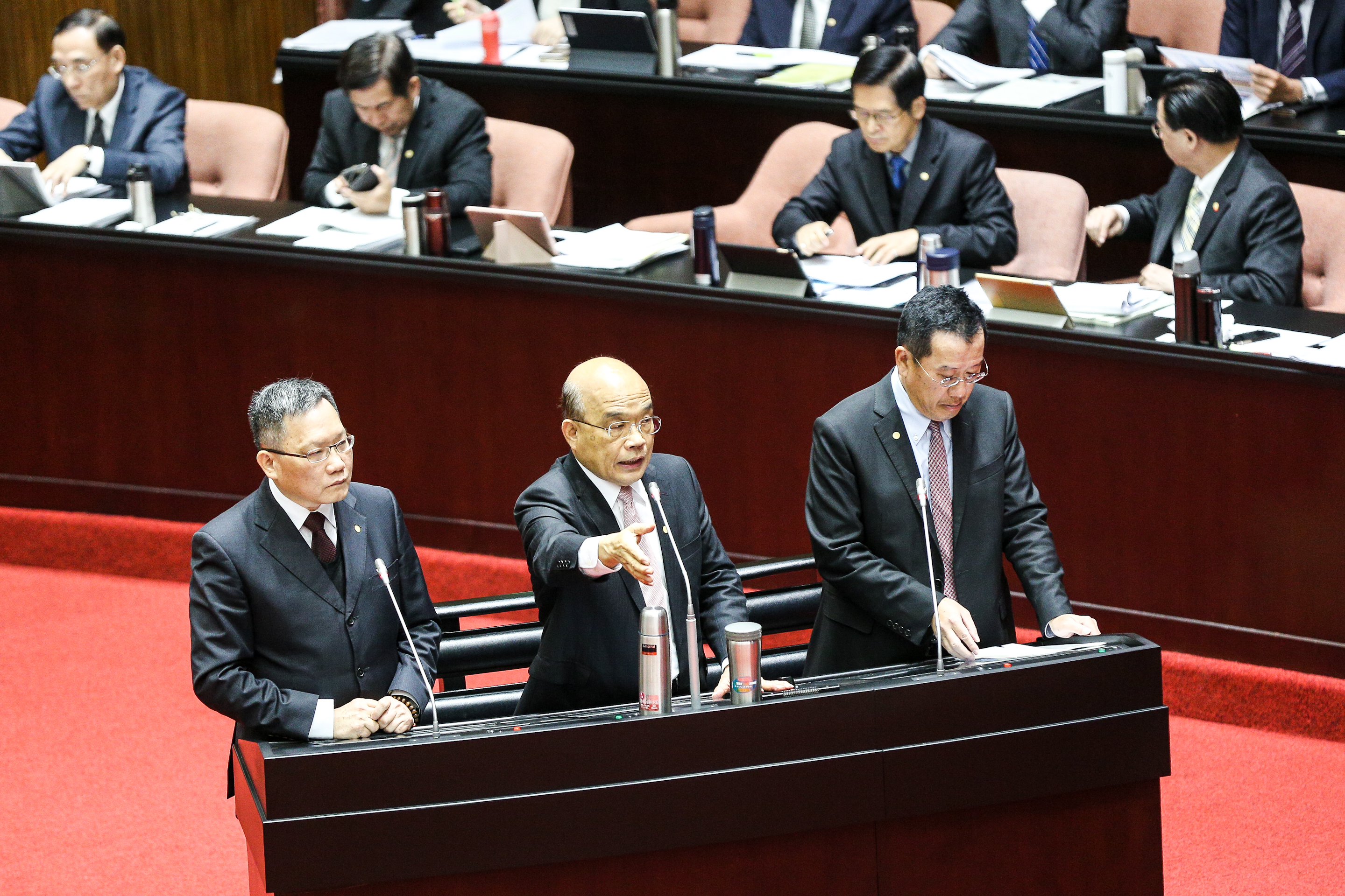 行政院長蘇貞昌(中)、財政部長蘇建榮(左)、金管會主委顧立雄(右)今到立法院備詢。
