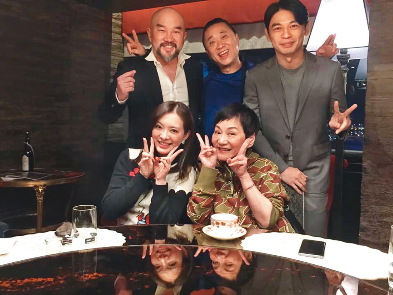 藝界的人雖然一開始覺得劉真與辛龍這組合頗不可置信,但後來夫妻努力向外界證明恩愛的模樣。(翻攝自劉真臉書)