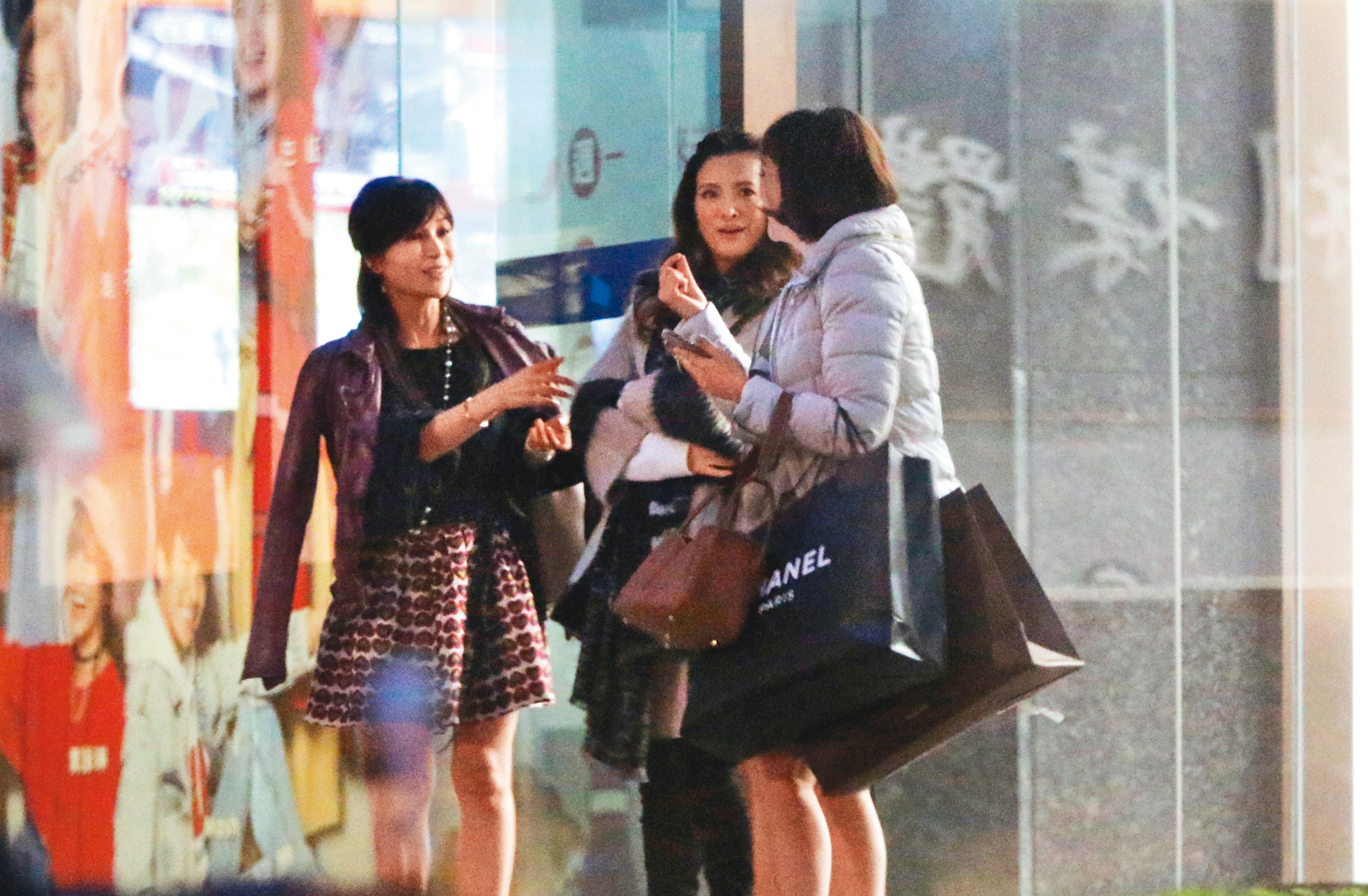 之前劉真（中）被本刊拍到出了電視台，身旁圍繞著一堆提著名牌紙袋的女性。