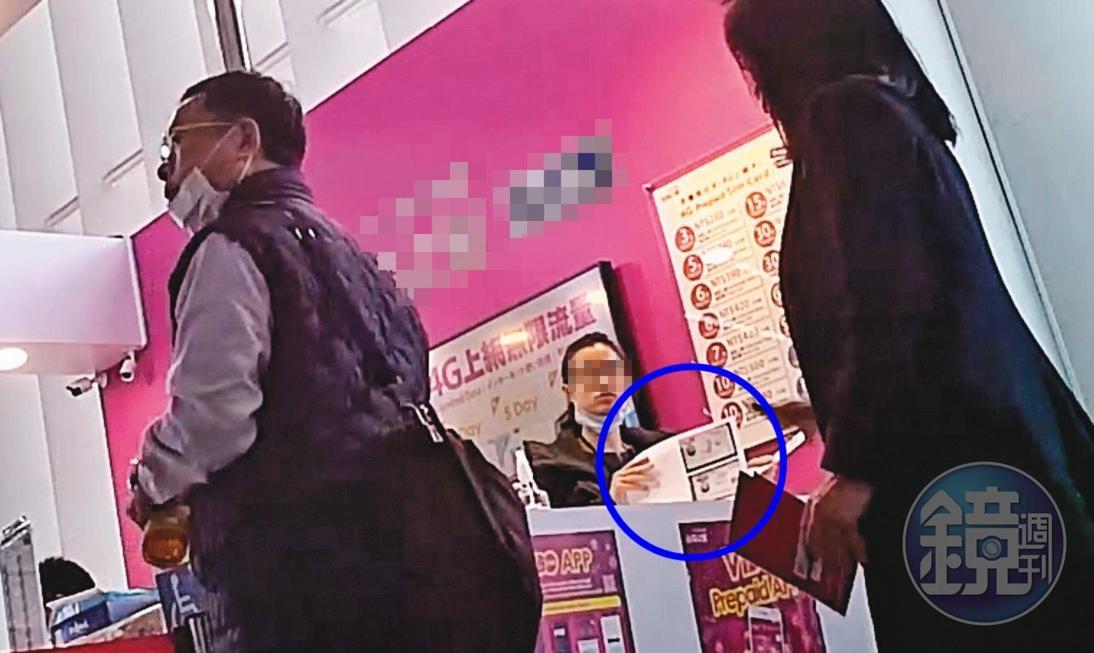 本刊直擊健檢中心接機人員會收取移工護照，交給預付卡代理商櫃台影印（藍圈處）。