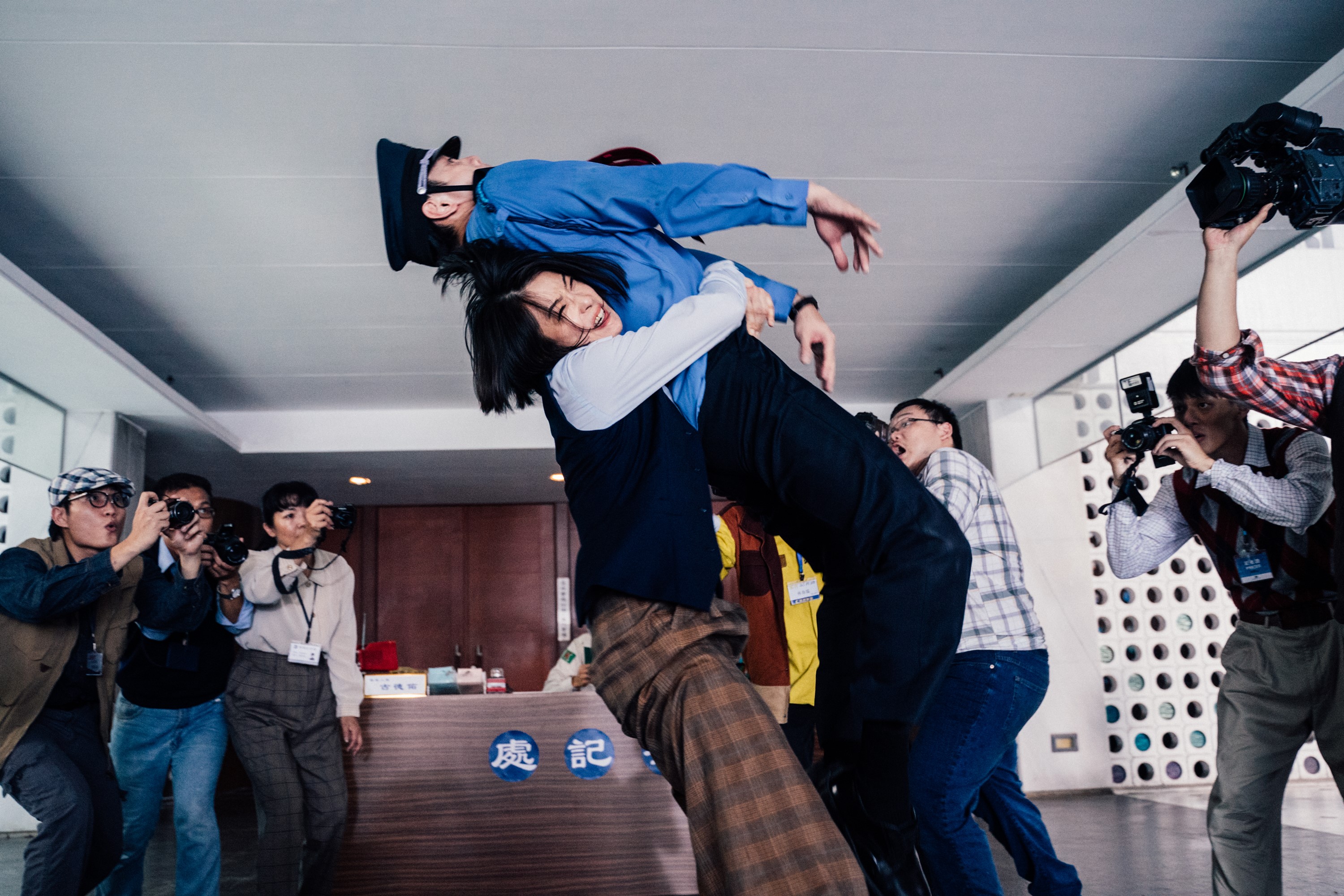 賴雅妍在《逃出立法院》一直使出摔角技。(華映電影提供)