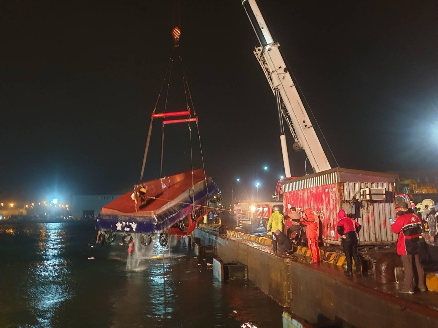 本國籍引水船永華6號與香港籍貨櫃輪「騏龍號」發生碰撞翻覆。（翻攝畫面）