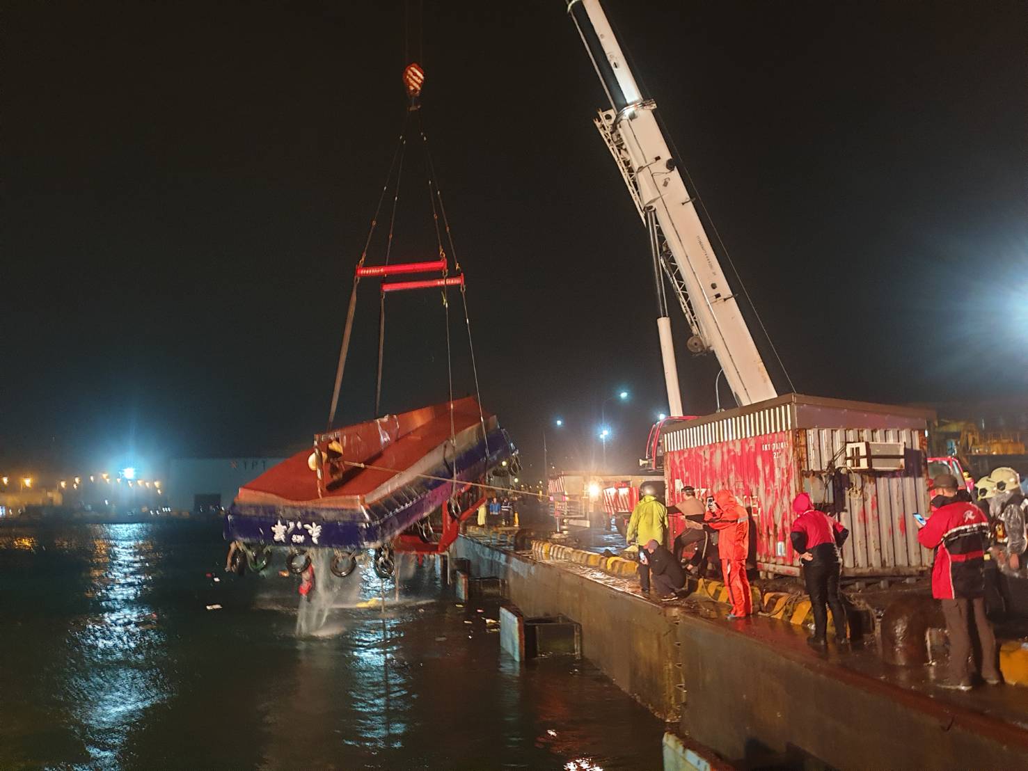 本國籍引水船永華6號與香港籍貨櫃輪「騏龍號」發生碰撞翻覆。（翻攝畫面）