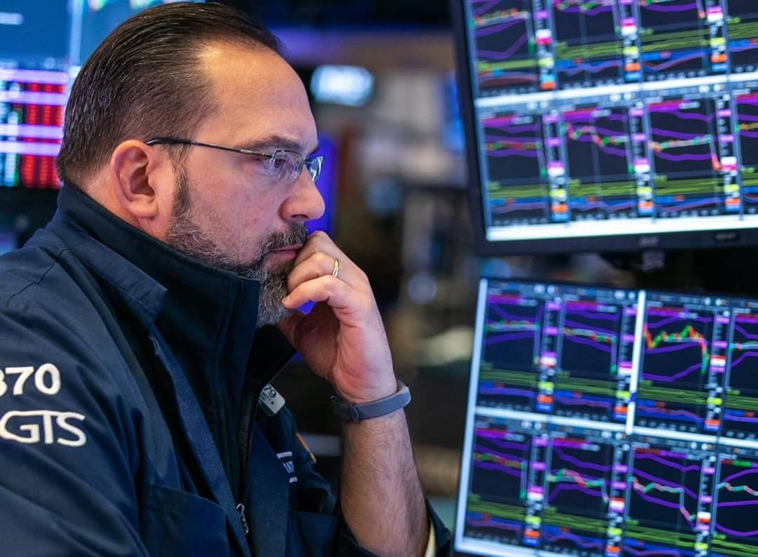 美股史上首次單日暴跌逾2,000點，分析師指出，全球股市恐將跟著陪葬。（翻攝紐約證交所臉書）