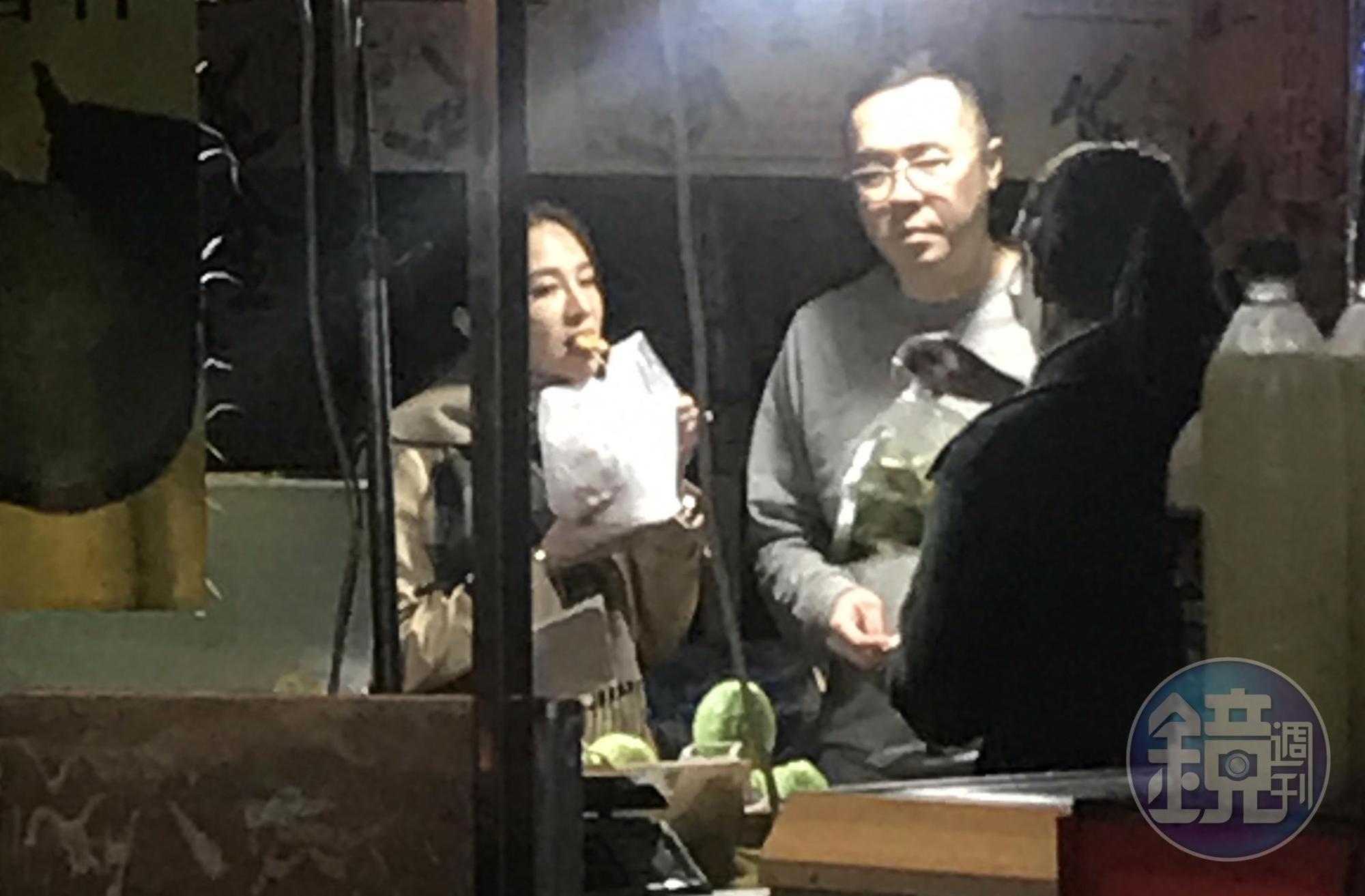 林以婕(左)與趙元同逛饒河夜市,走走停停買吃的,等待過程中,林以婕張口吃宵夜,看來感情已到了無需裝淑女的階段。