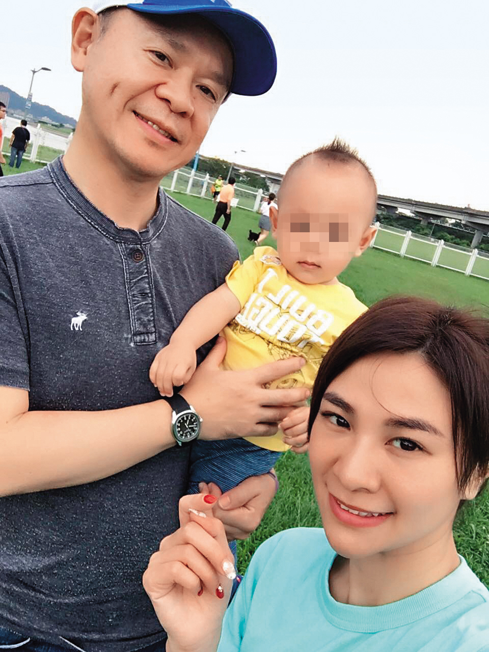 林以婕（右）曾為蘇睿騏（左）生下一子，兩人常帶著孩子出遊。（讀者提供）