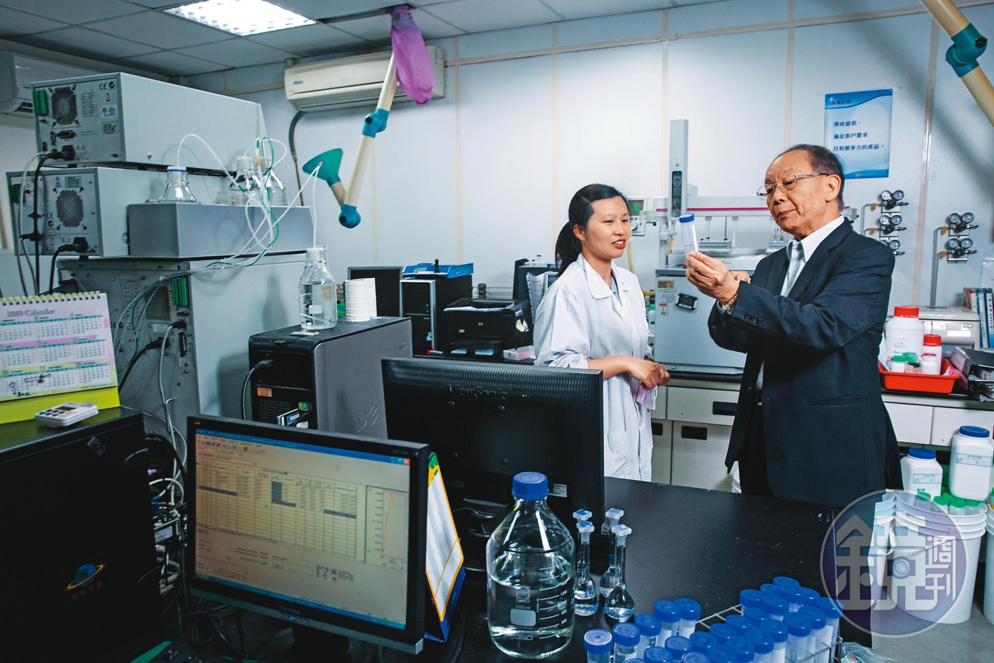留美博士郭聰田(右)以化工為基礎,切入造紙、生物科技、能源、醫藥等多元應用領域,帶領聚和國際創造34.59億元年營收。
