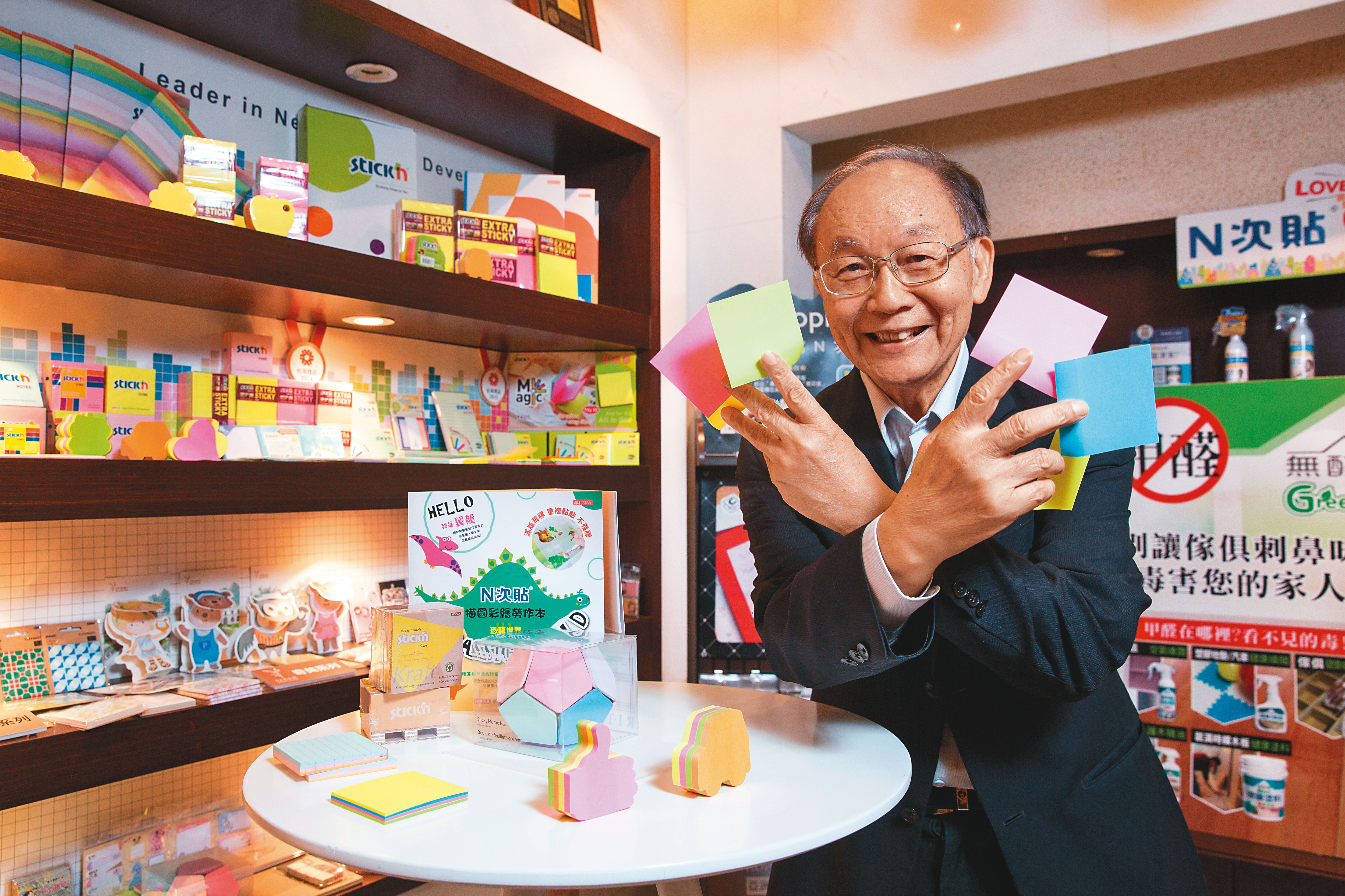 今年74歲的郭聰田保有赤子之心，他活潑地擺POSE，毛遂自薦要當N次貼的模特兒。