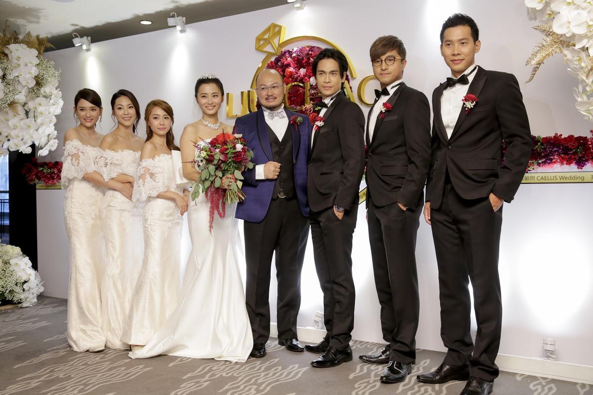 趙小僑(左四)與劉亮佐(右四)結婚時讓不少人大吃一驚。(資料照)