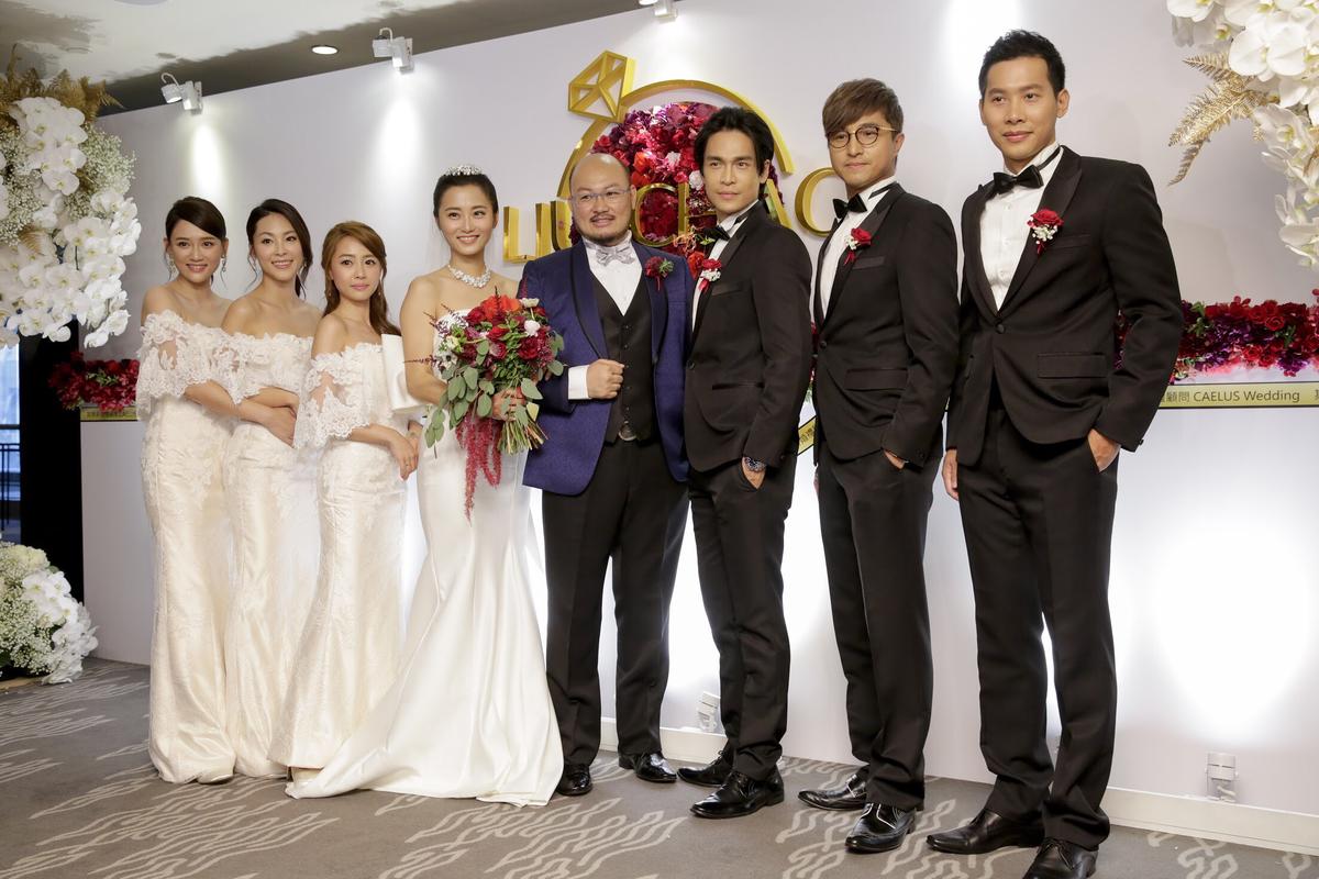 趙小僑（左四）與劉亮佐（右四）結婚時讓不少人大吃一驚。（資料照）