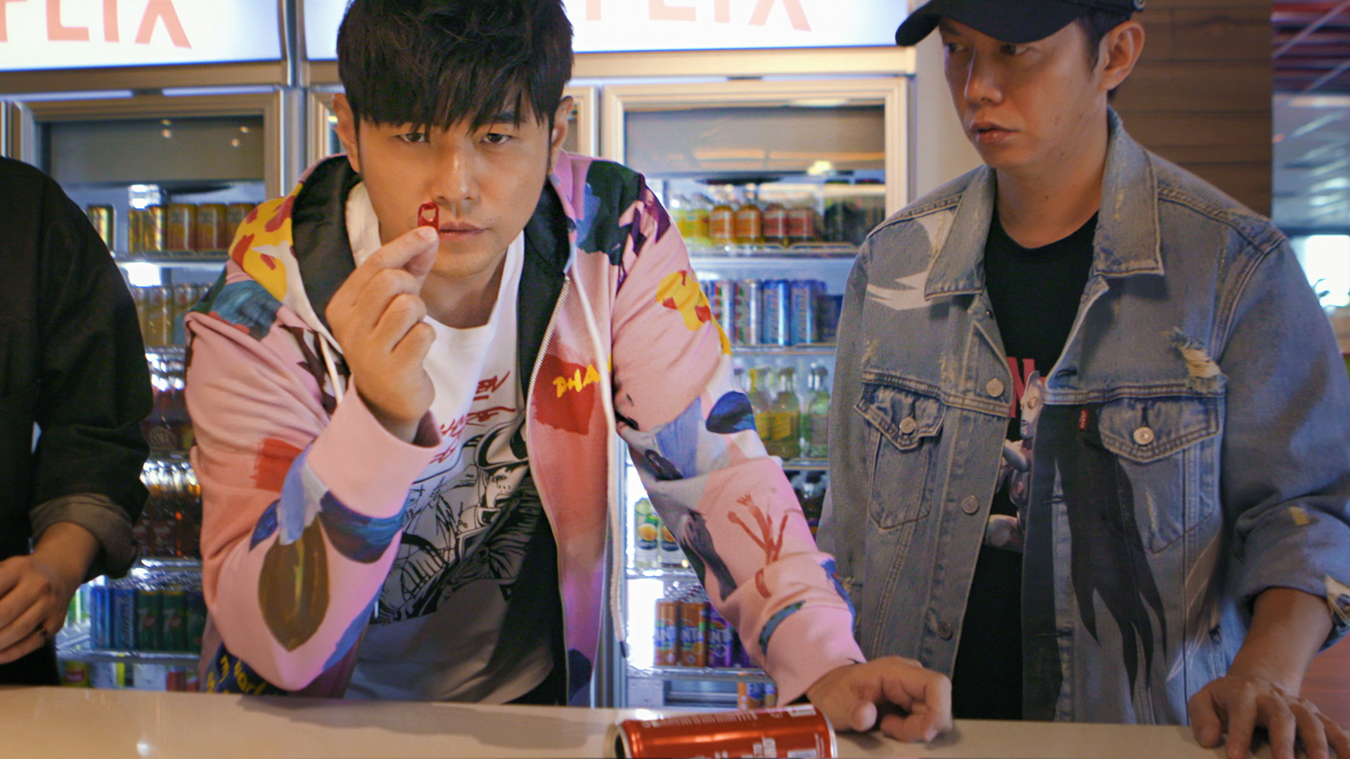 周杰倫（左）來到Netflix亞洲總部辦公室，也是要表演魔術。（Netflix提供）