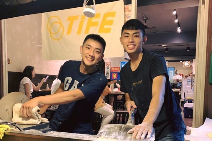 宜蘭大學園藝系3年級曾品均同學與學長林聖翔，免費贈送50個披薩給陽大醫院。（翻攝自Facebook 1997手工窯烤披薩）