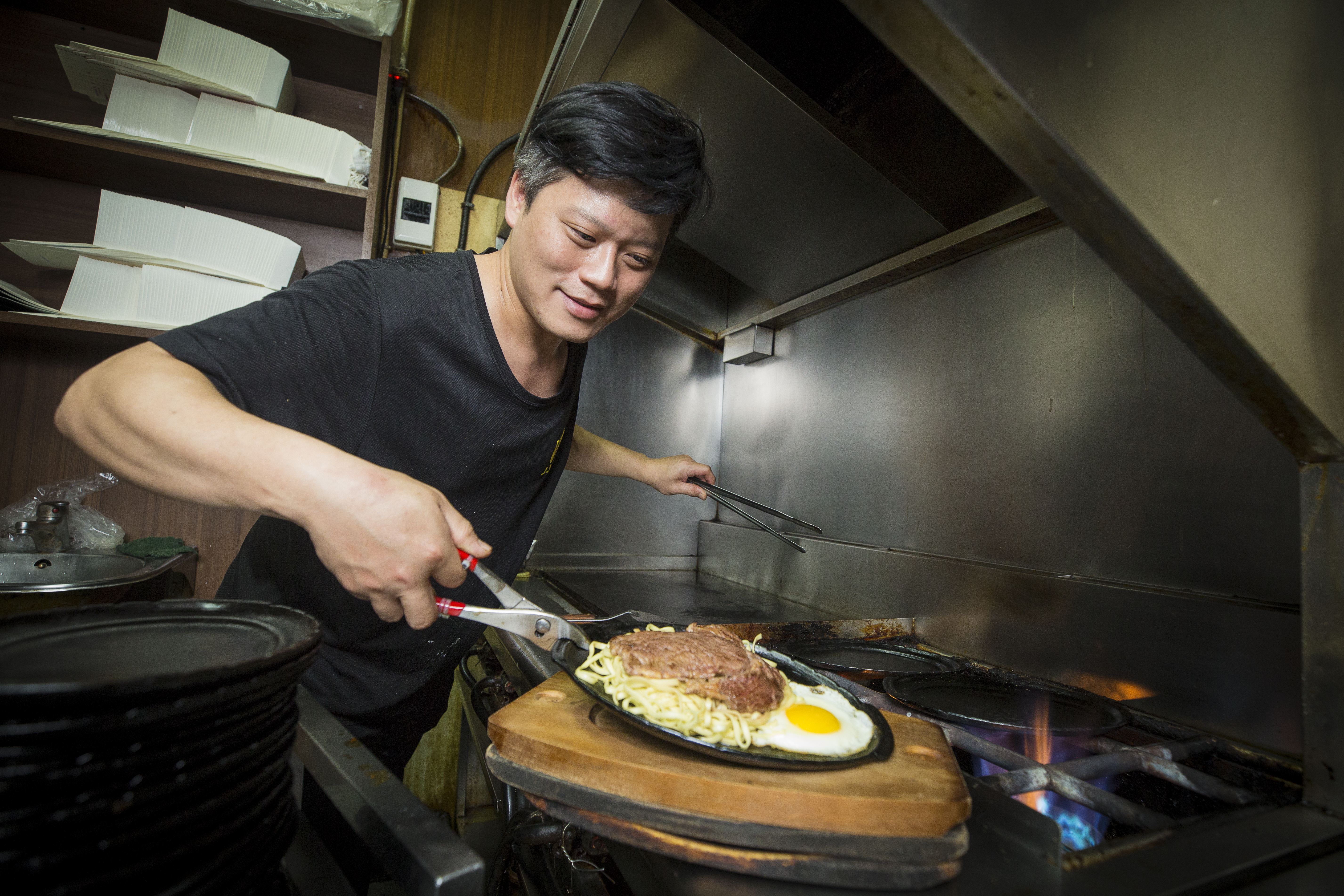 曾經嚮往白領上班族工作的江旻軒，退伍後不忍父母勞累，決定回家接班。