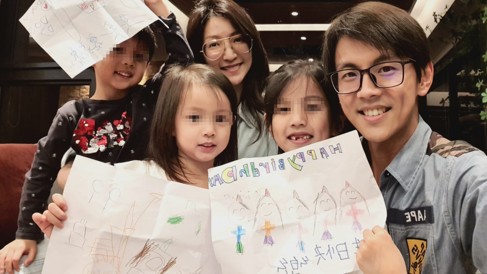 阿翔一家五口在家慶生。（時代創藝提供）