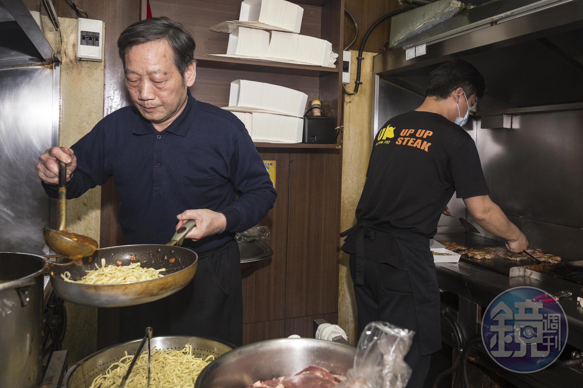 煎了大半輩子牛排,老老闆江鴻烈退而不休。今年64歲的他,每天仍準時到店裡坐鎮。江旻軒在另個煎檯,以不到2分鐘的速度,熟練地完成七分熟牛排。