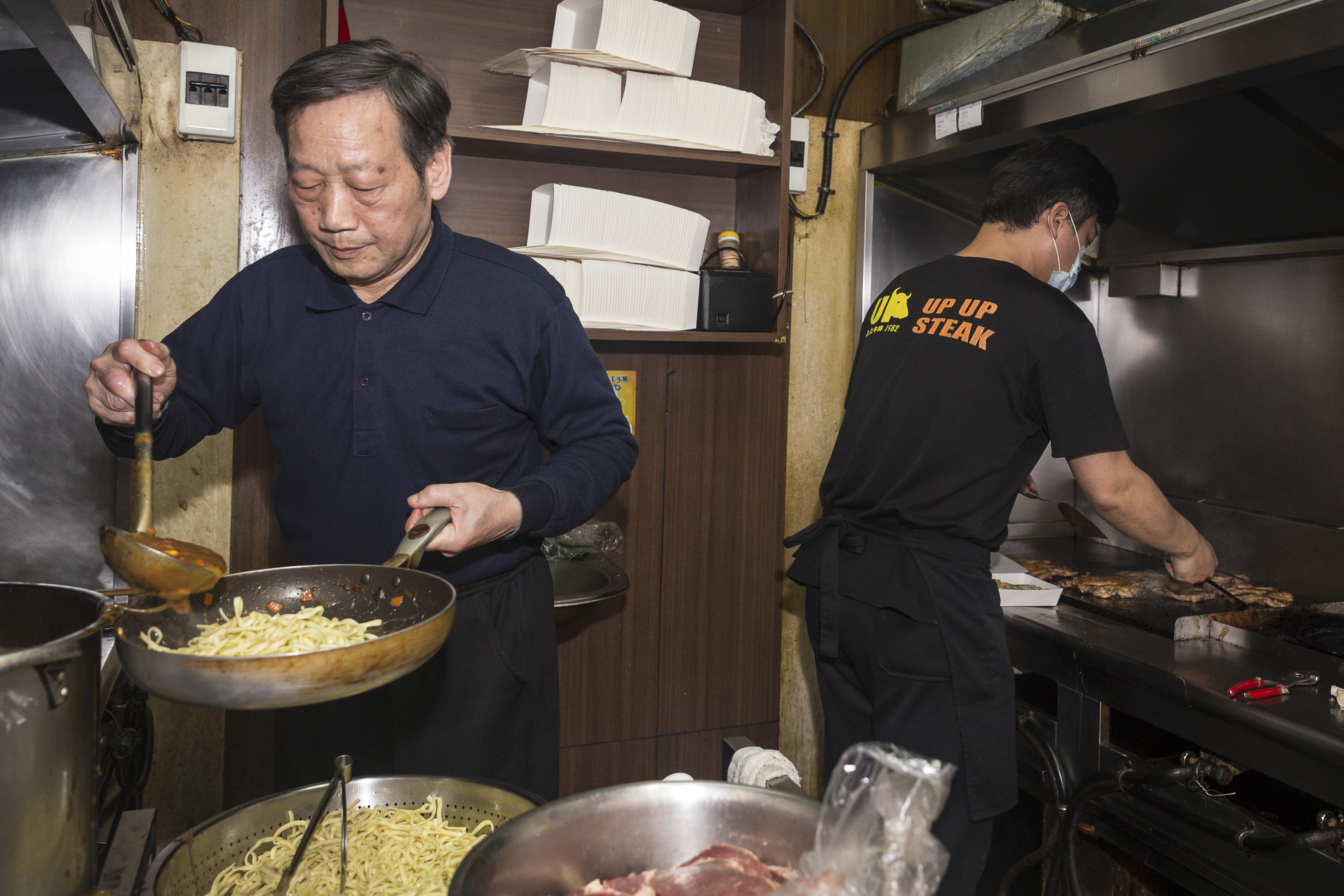煎了大半輩子牛排，老老闆江鴻烈退而不休。今年64歲的他，每天仍準時到店裡坐鎮。江旻軒在另個煎檯，以不到2分鐘的速度，熟練地完成七分熟牛排。