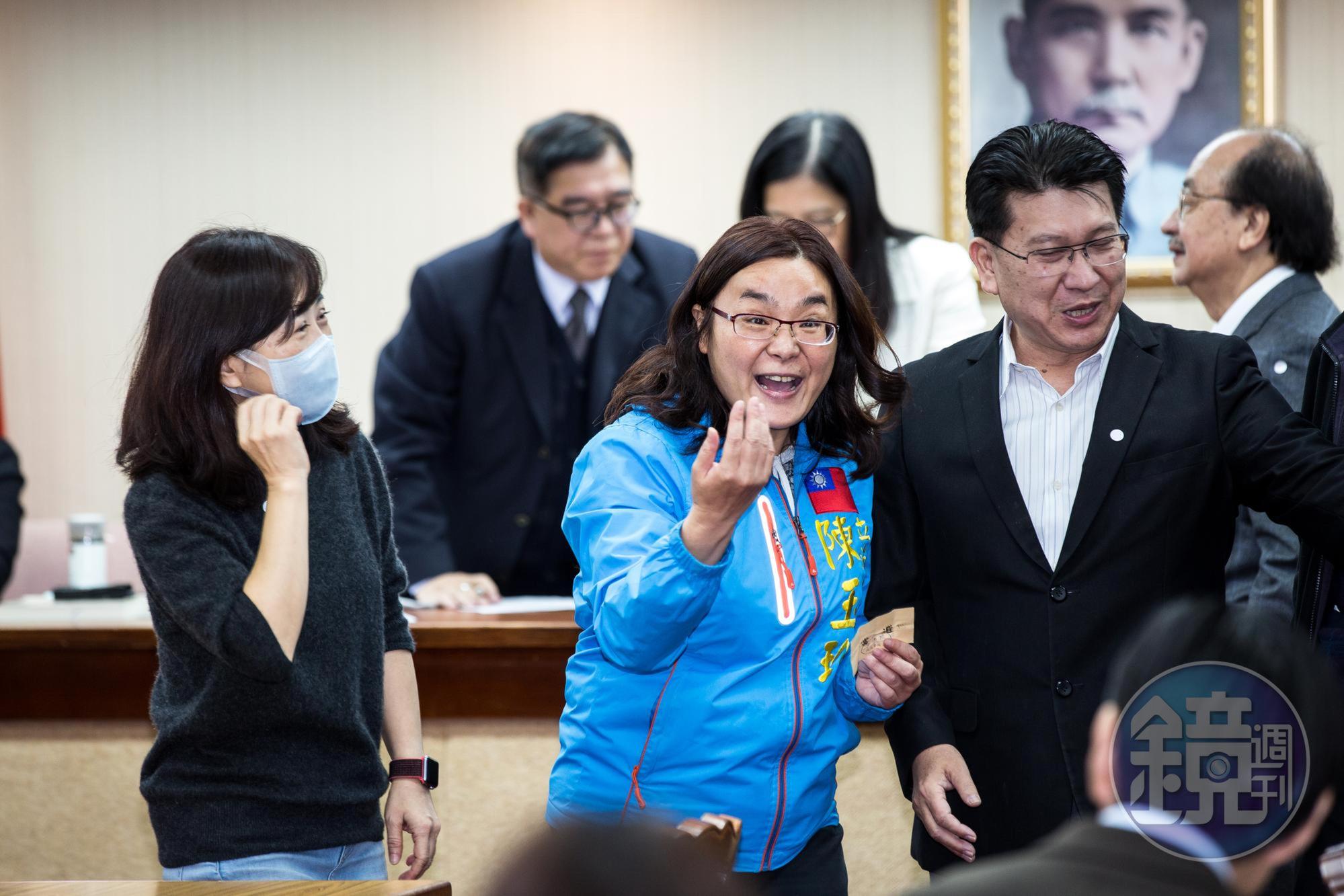 立委陳玉珍對於口罩實名制2.0仍有不滿，認為民眾上網預購是方便政府事先分配數量，更強調「收這個運費是小錢，沒有這個必要。」（本刊資料照）