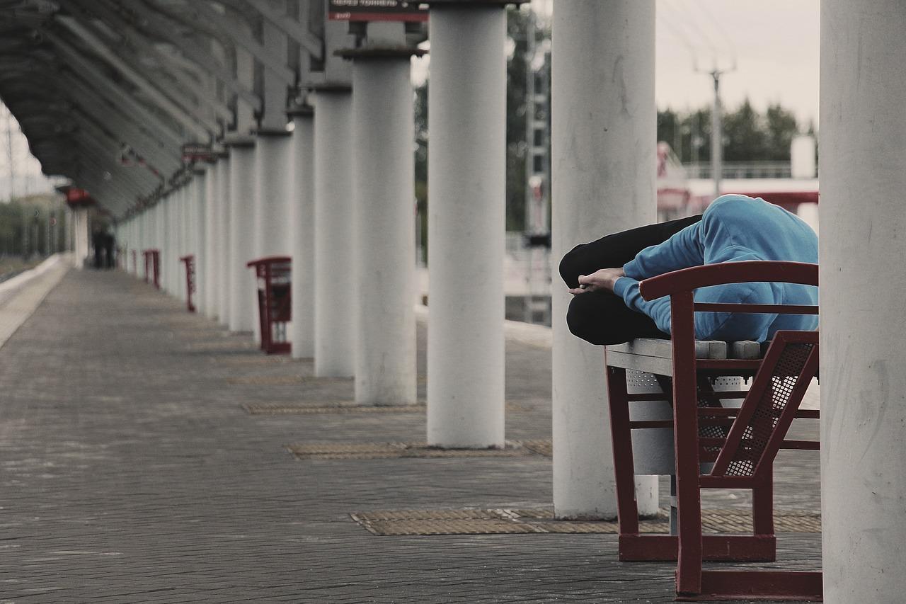 拾荒老人撿「丟棄口罩」戴上。圖為示意圖，當事人與本新聞無關。（pixabay）