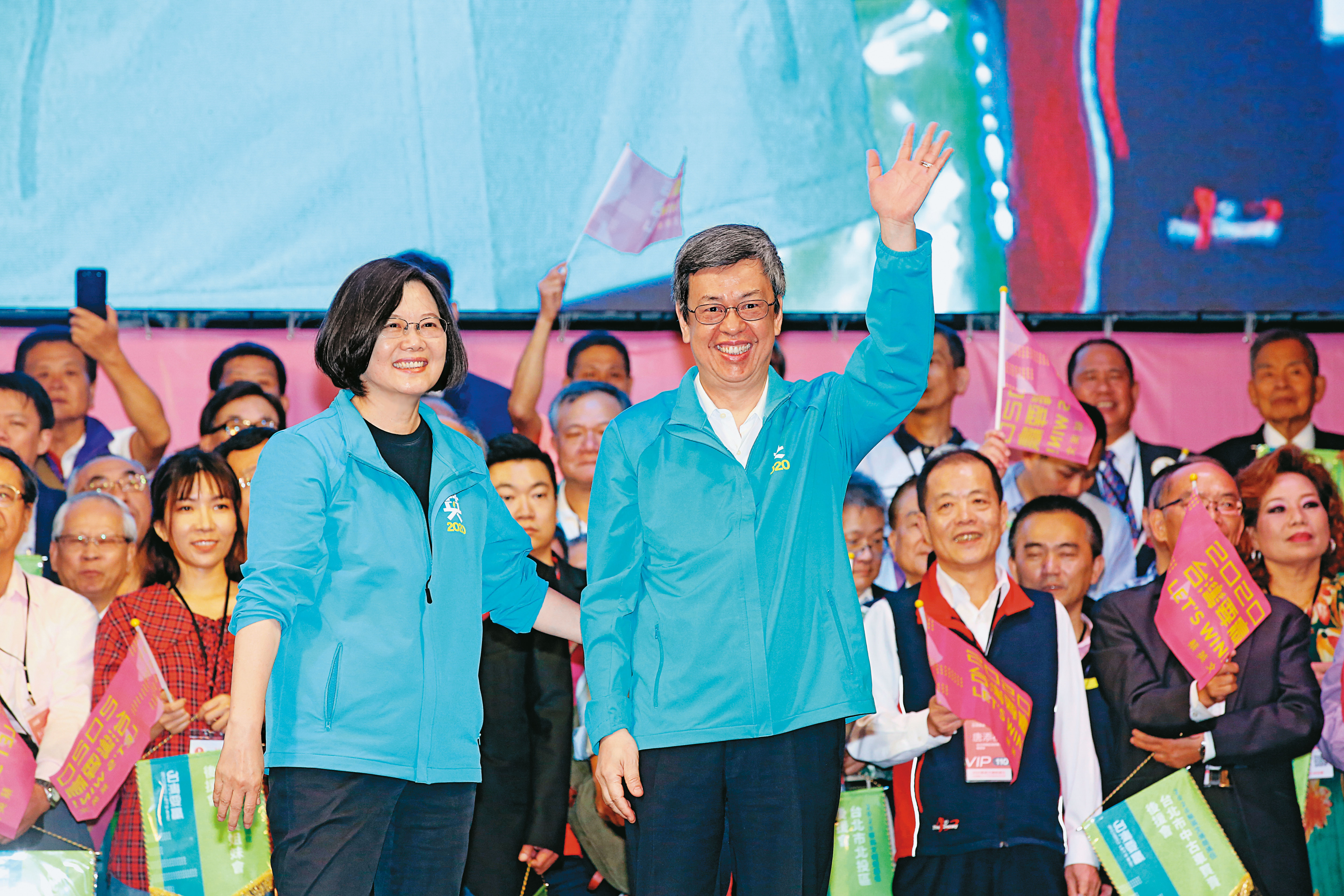 深受總統蔡英文（左）信任的副總統陳建仁（右）即將卸任，他引《聖經》自謙是無用的僕人，認為自己只是服務大眾的公僕。