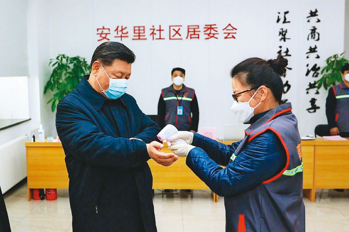 習近平(左)帶頭示範量「手腕溫」而非「額溫」的照片被瘋傳,網友猜測可能是忌諱「槍對腦門」的動作。(翻攝新華網)