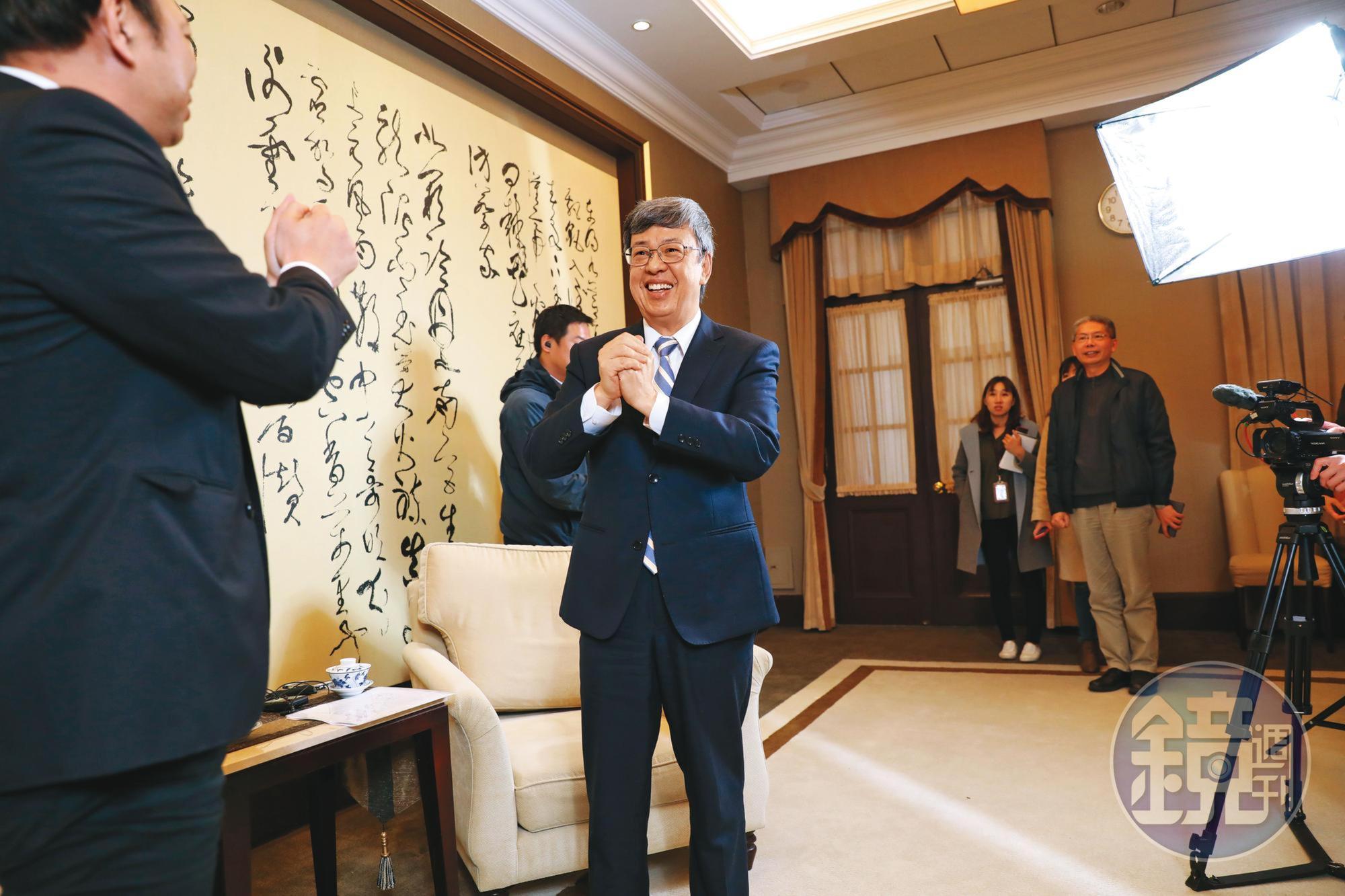 全球疫情有擴大趨勢,陳建仁(右)接受本刊專訪時帶頭示範,以拱手方式向記者打招呼,避免握手接觸。
