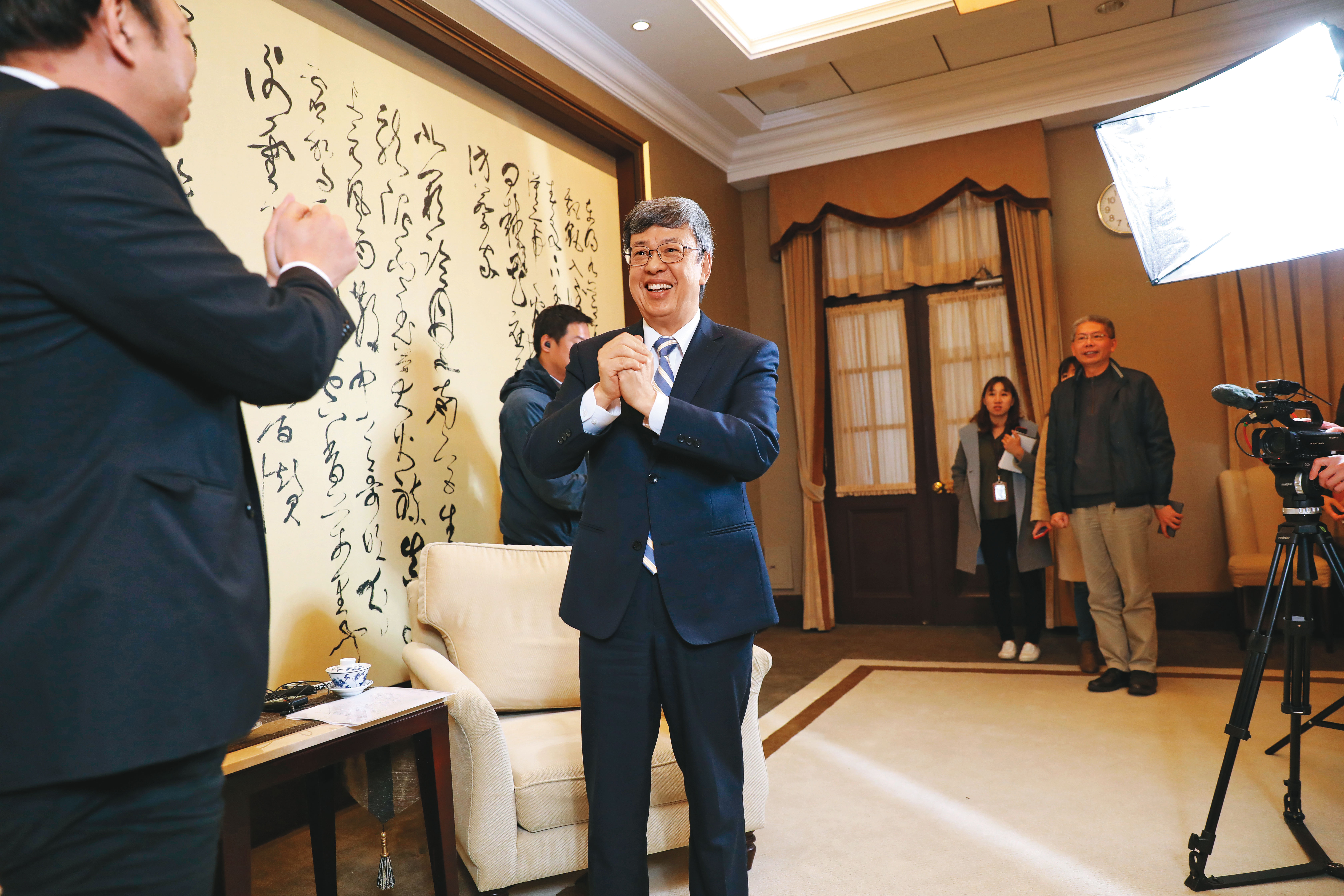 全球疫情有擴大趨勢,陳建仁(右)接受本刊專訪時帶頭示範,以拱手方式向記者打招呼,避免握手接觸。