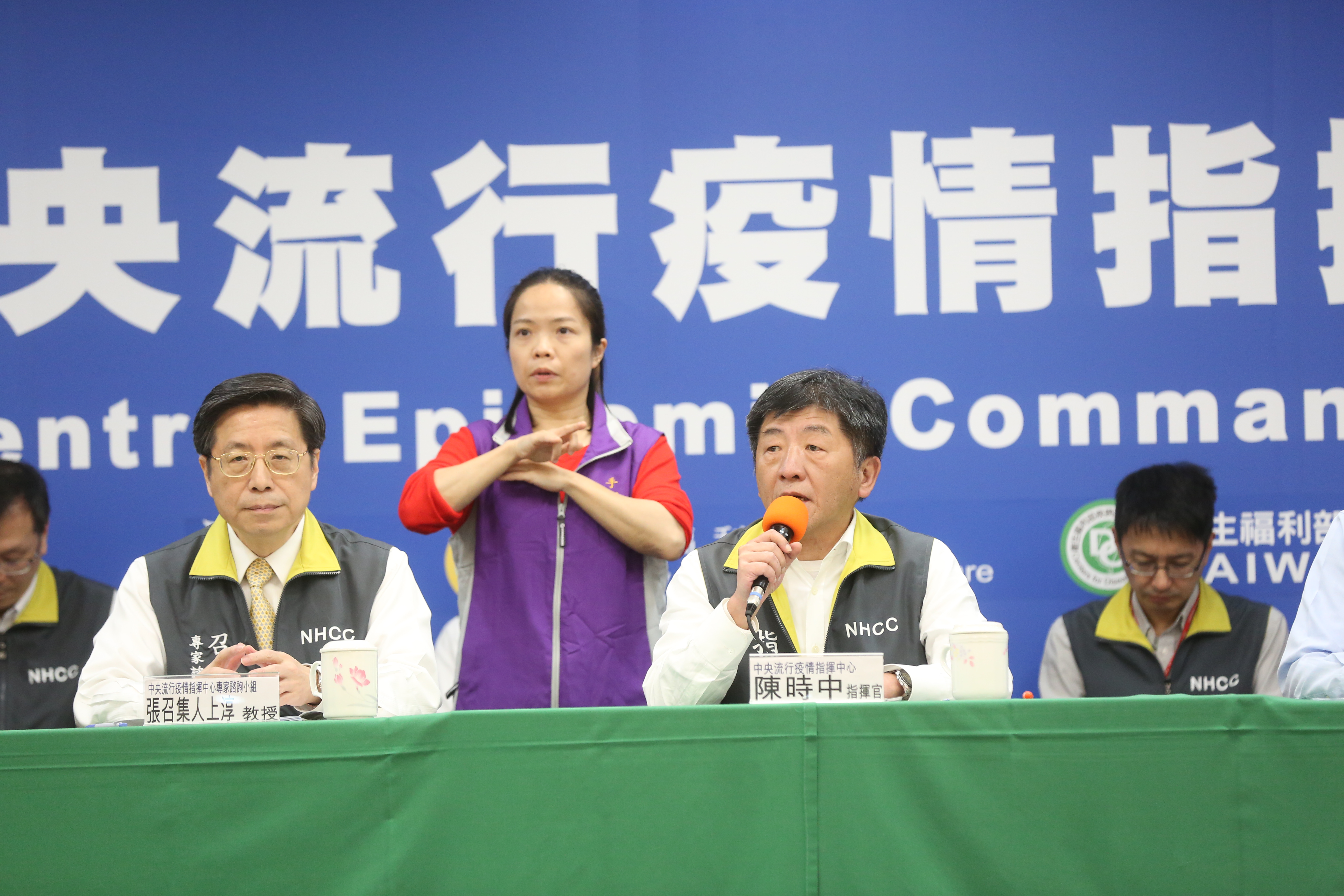 中央流行疫情指揮中心指揮官陳時中表示，第二批包機稍早已經起飛。