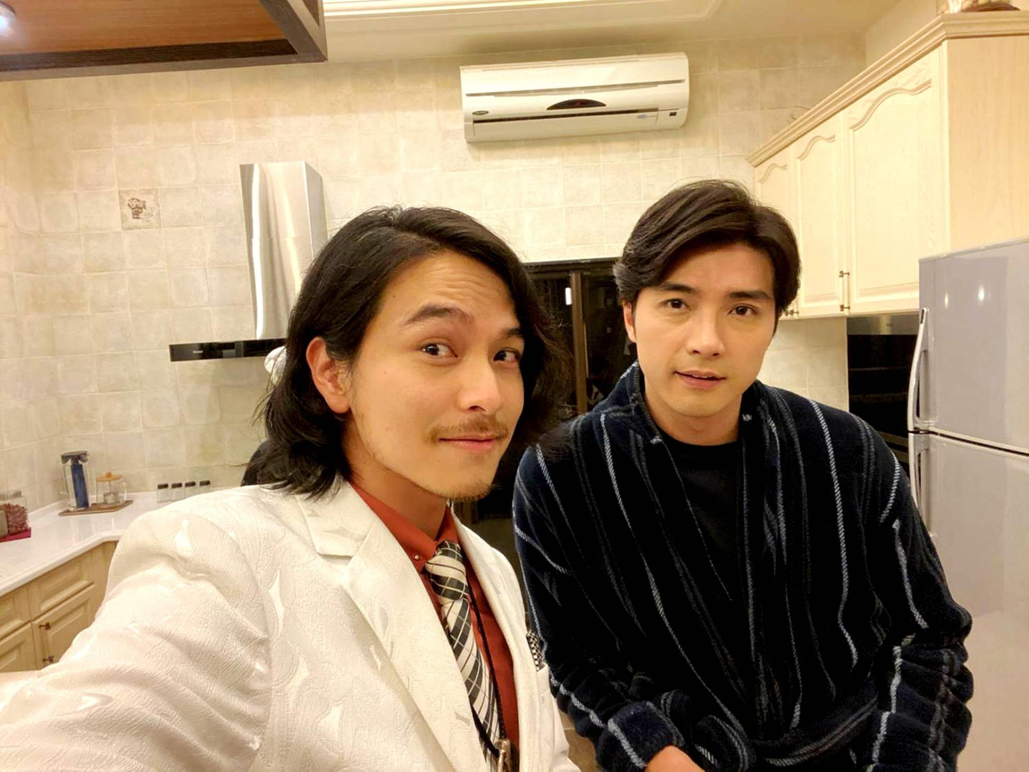 楊銘威(左)與賀軍翔(右)排戲時經常惹得工作人員哈哈大笑。(三立提供)