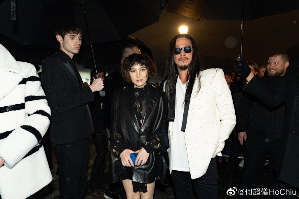 何超儀和老公陳子聰曾與確診新冠肺炎的越南名媛姐妹花出席同場時裝秀。（翻攝自何超儀微博）