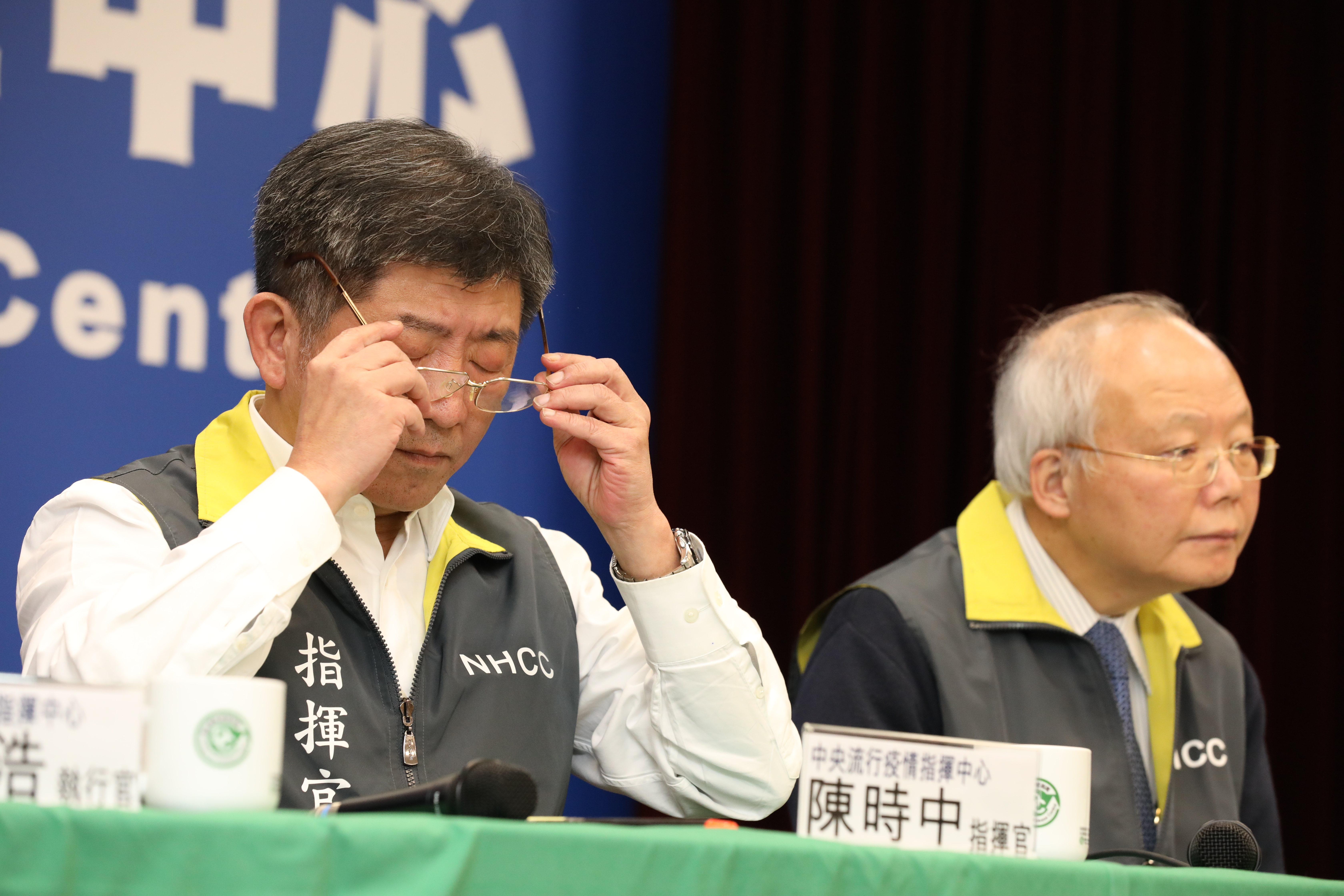 部長陳時中（左）自疫情爆發以來幾乎沒有休息，讓立委擔心是否該找代班人選。本刊資料照。
