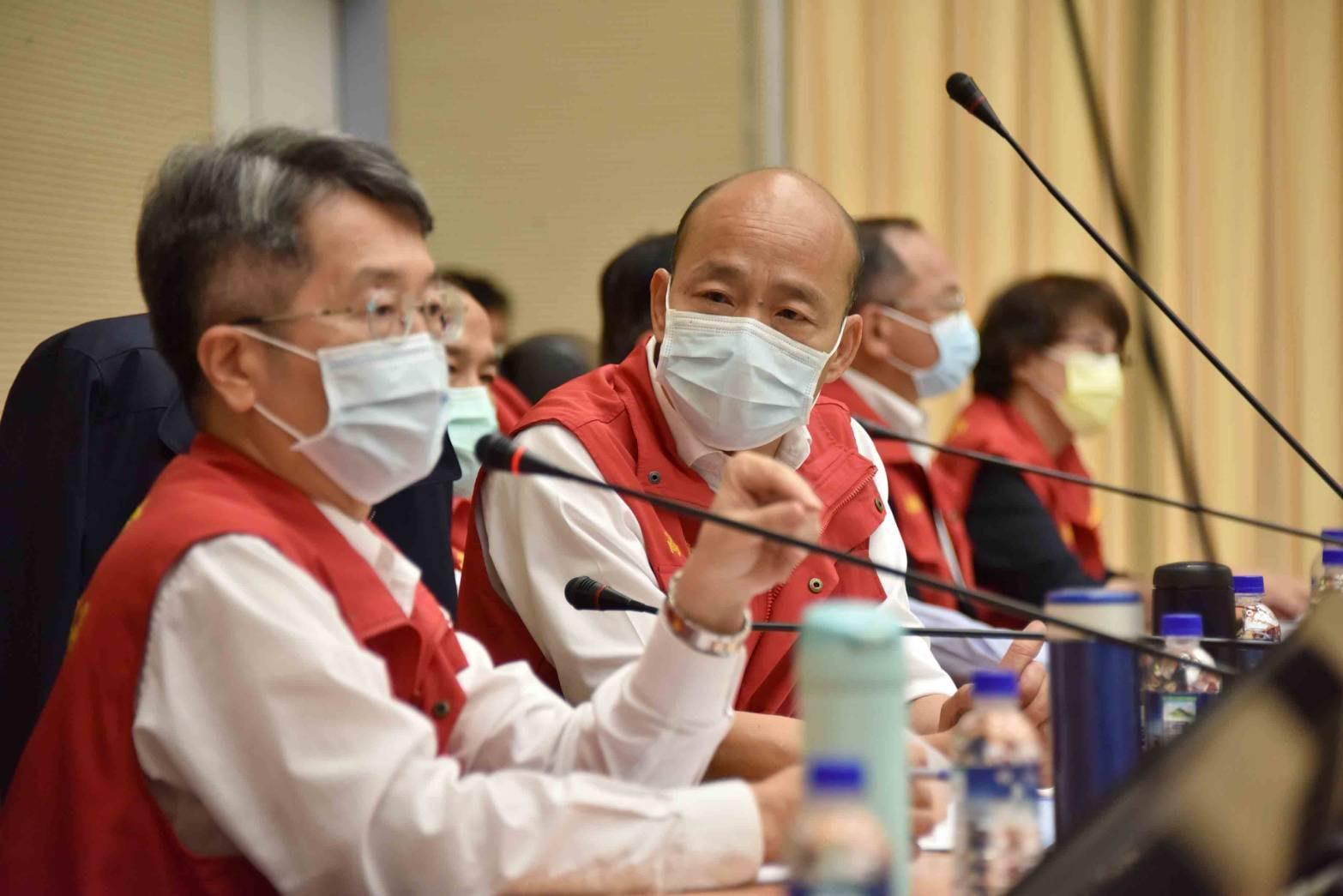 韓國瑜宣布因應武漢肺炎疫情,在高市推行校園新禮貌運動,學生交談應相隔1公尺以上。(高市府提供)