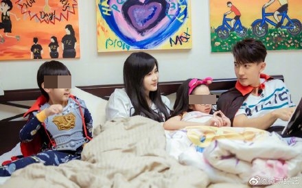 一子一女也跟著吳尊夫妻一起露臉。(翻攝《婚前21天》微博)