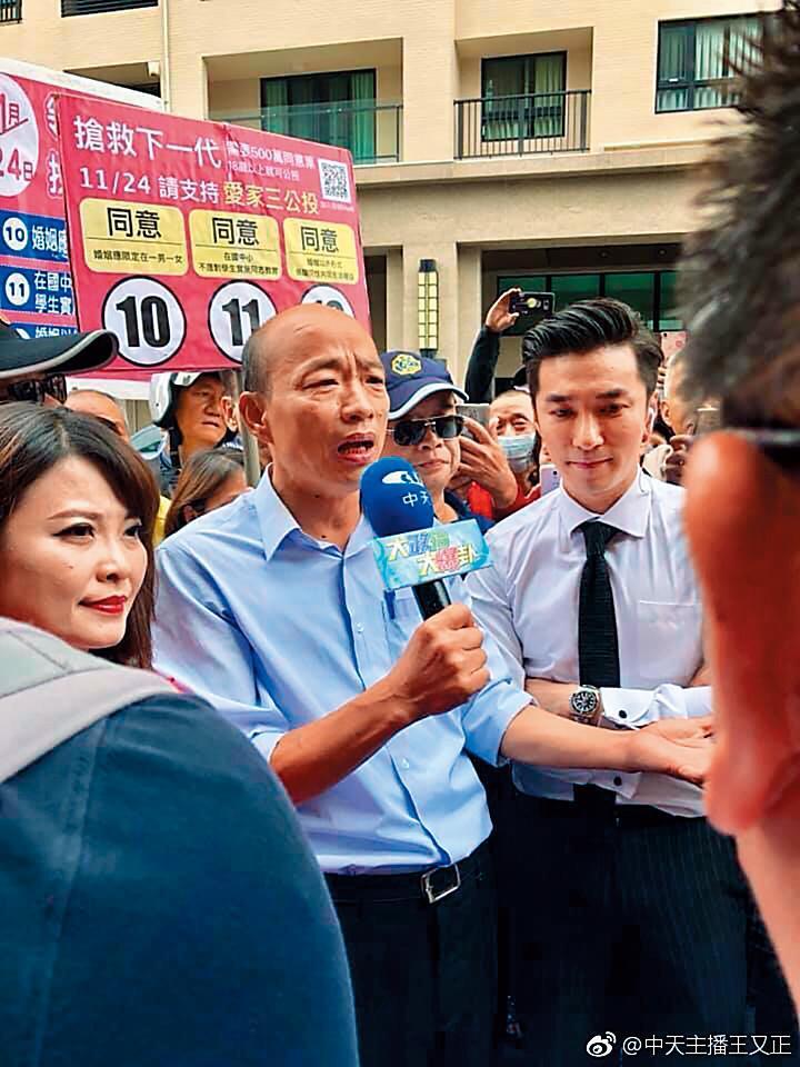外型帥氣的王又正因為大選前貼身採訪韓國瑜一夕爆紅,接替平秀琳主持中天政論節目《新聞深喉嚨》。(翻攝自王又正微博)