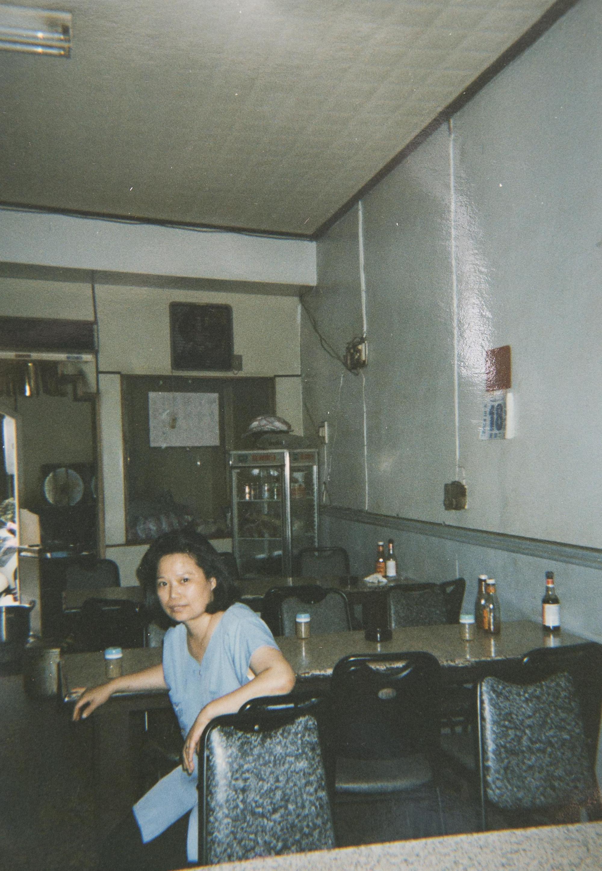 38年前康素秋鼓勵先生改作鐵板牛排生意,從夜市起家,搬到店面後生意開始好轉。(江旻軒提供)