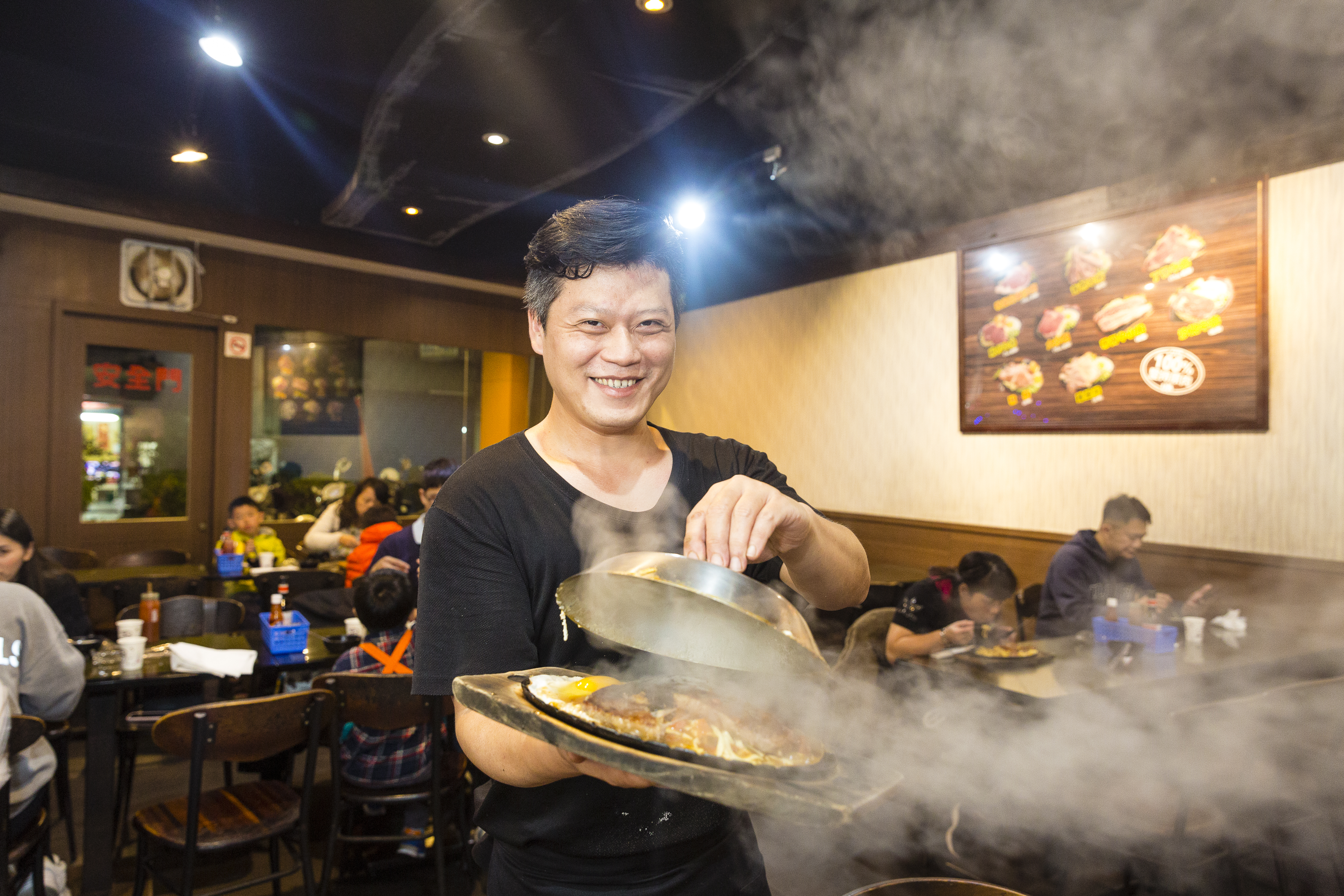 上上牛排第二代江旻軒認為，網友給的物超所值評價，是來自父母一路走來，不假他人之手的品質堅持。