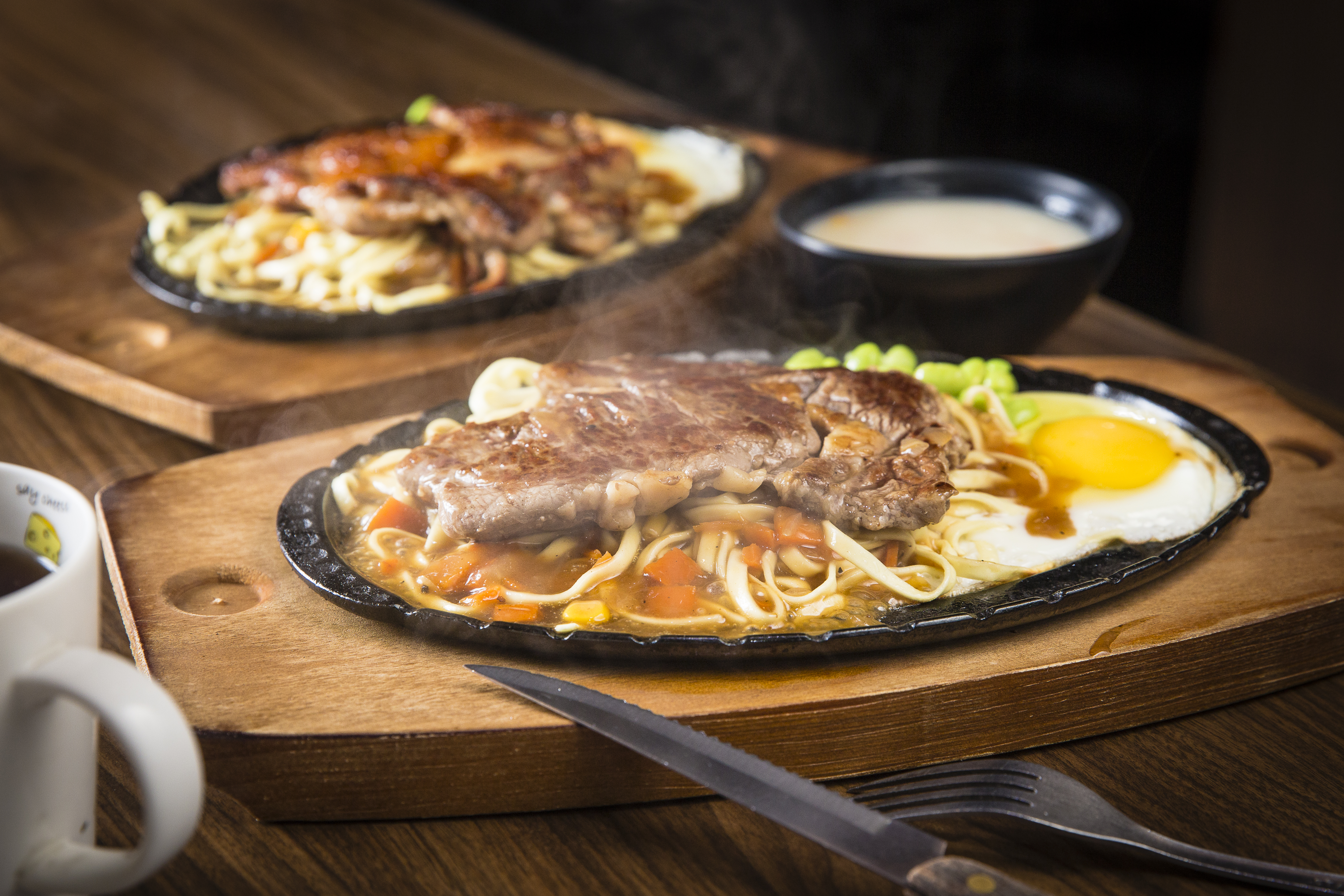 台式平價牛排是許多人從小吃到大的美食。上上牛排曾創下母親節一天賣千客的紀錄。