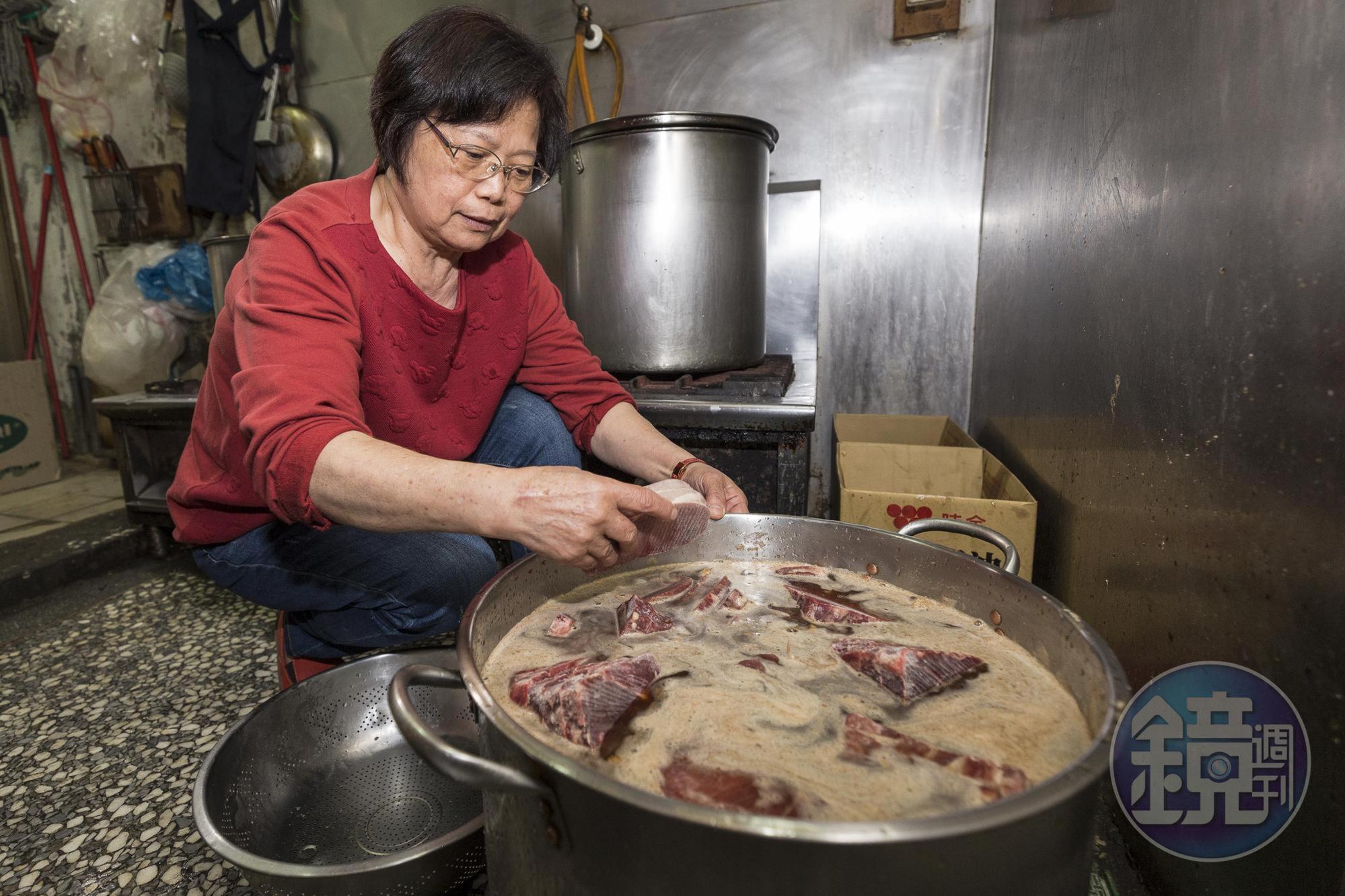 從做鐵板牛排第一天開始，江媽媽就堅持親自醃肉，也把關肉的品質。