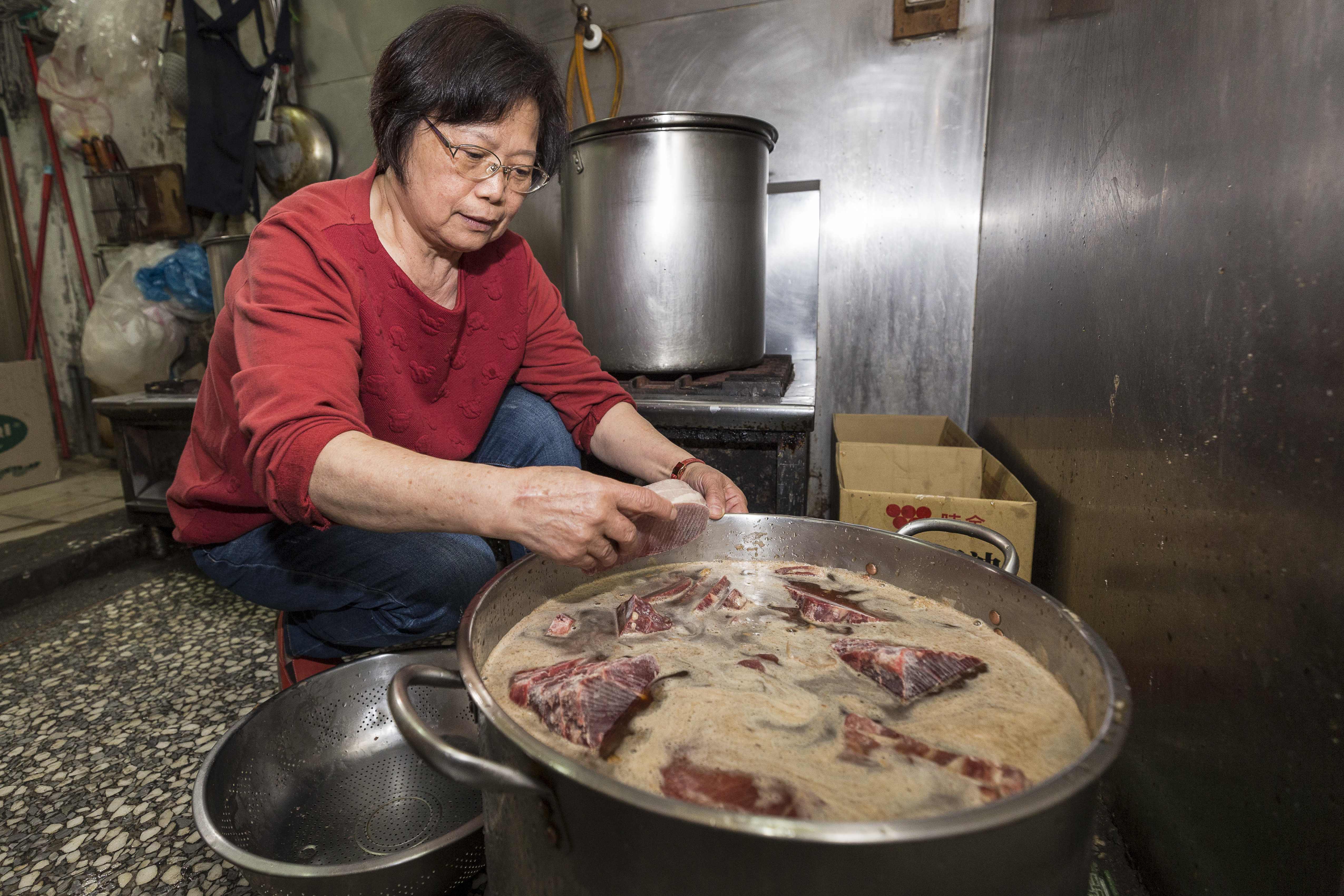 從做鐵板牛排第一天開始,江媽媽就堅持親自醃肉,也把關肉的品質。