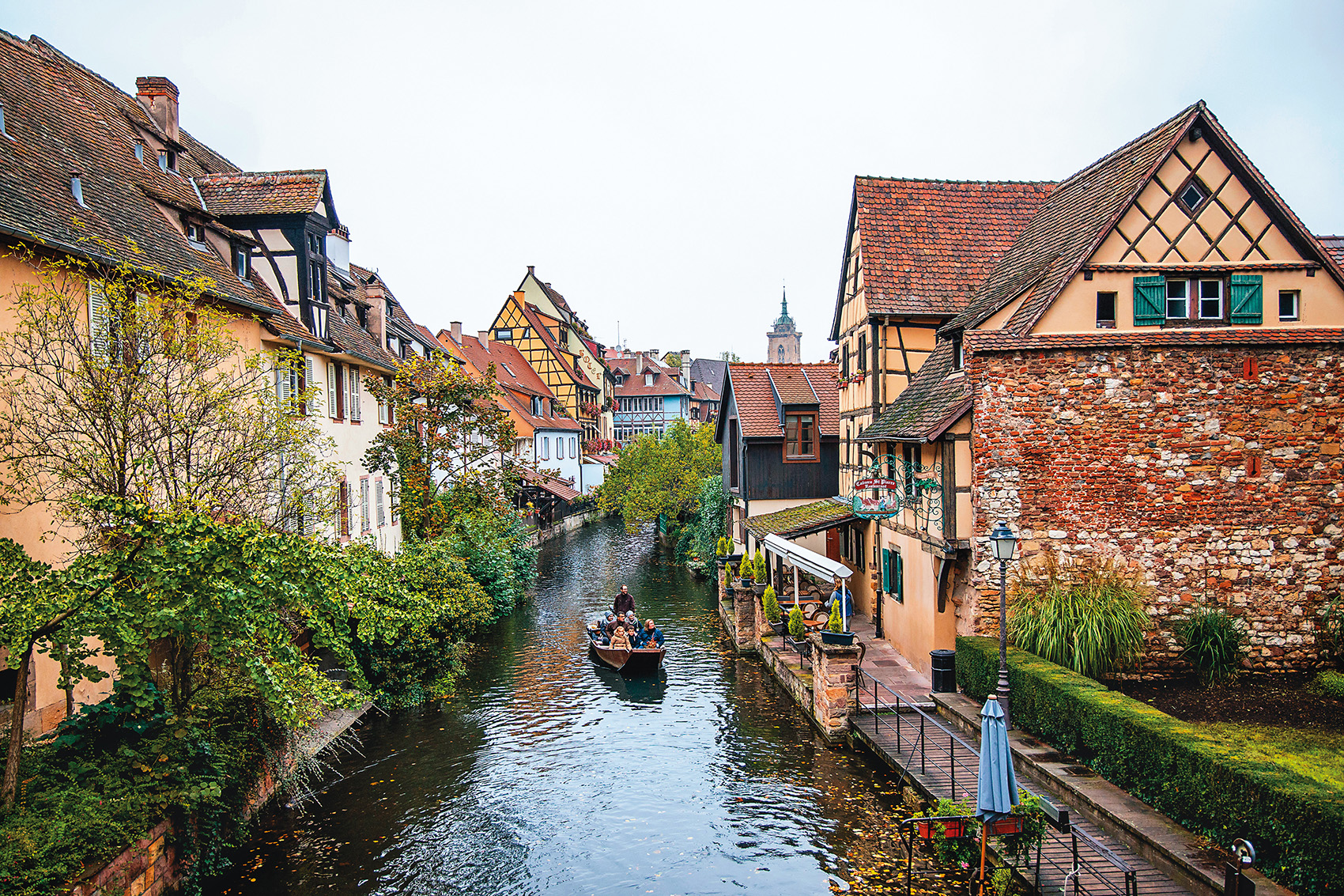 在小威尼斯可搭乘小船輕輕飄盪在伊爾河支流上，別有一番風情。