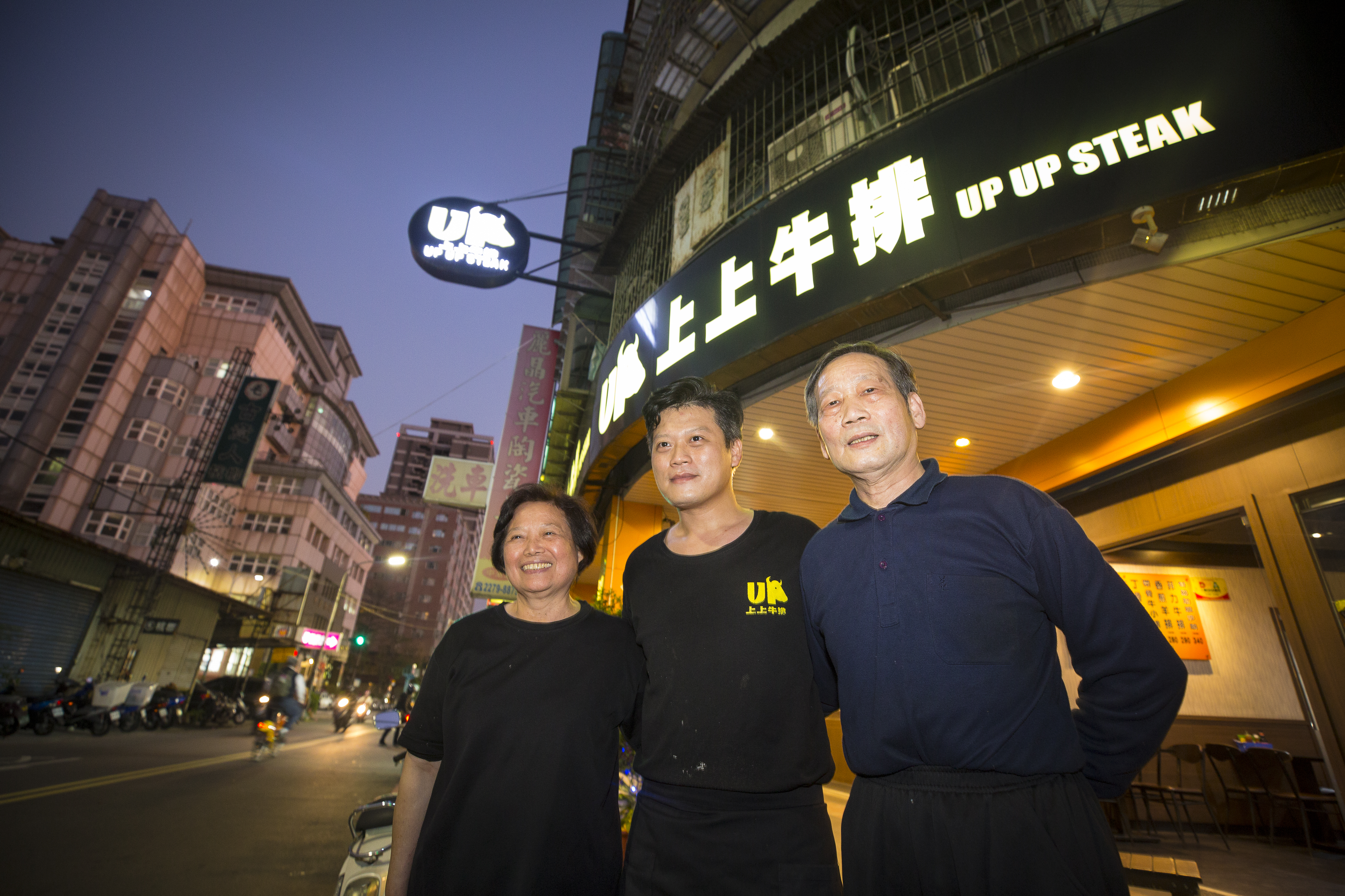只有新莊人才知道的上上牛排，已有38年歷史。第二代江旻軒（中）接班15年，守住了爸媽打拚出來的好味道。