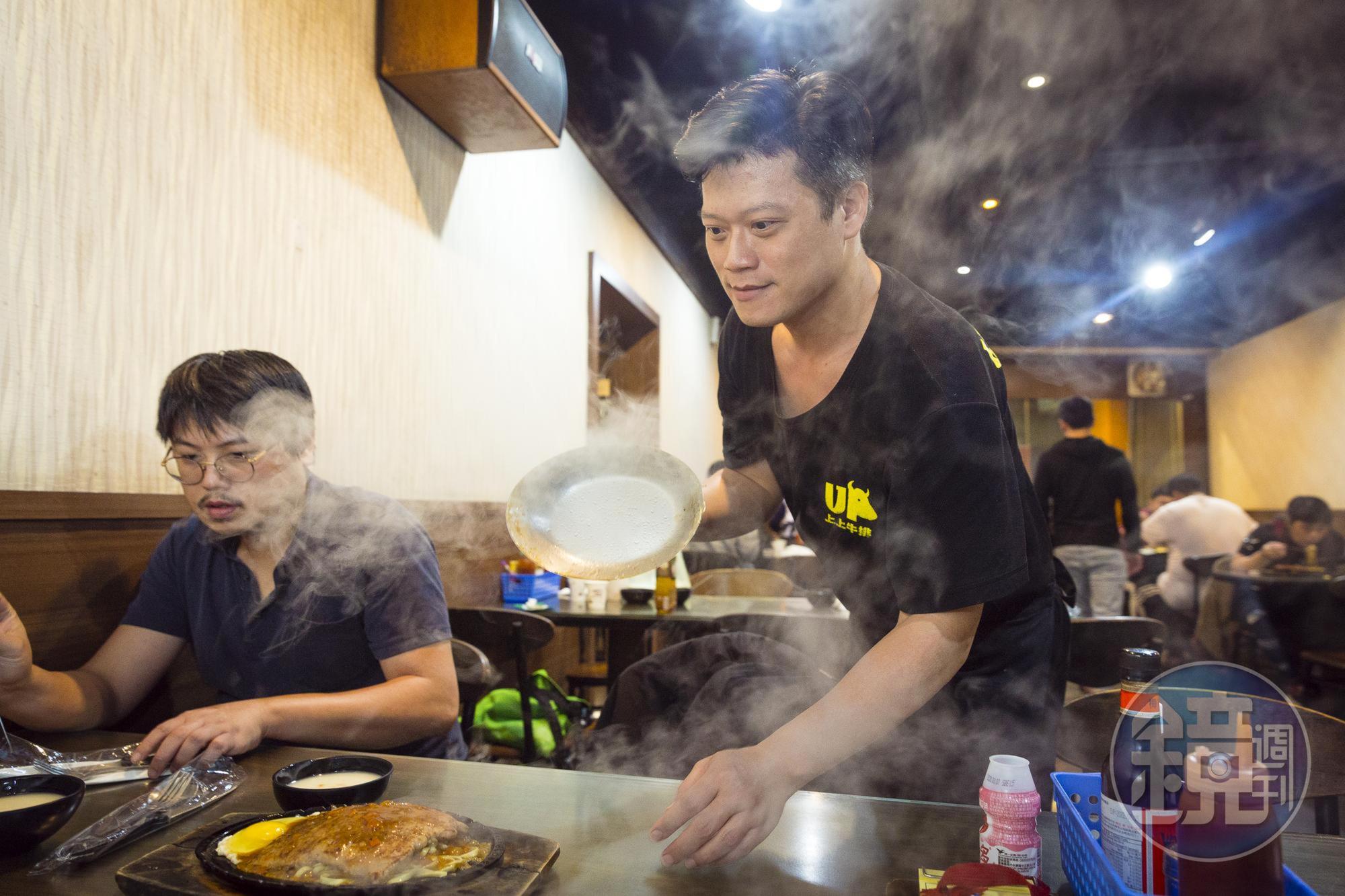 平日晚上六點不到，店內也已近滿座。江旻軒把蓋子一掀，黑胡椒牛排的香味和著煙一起衝出。