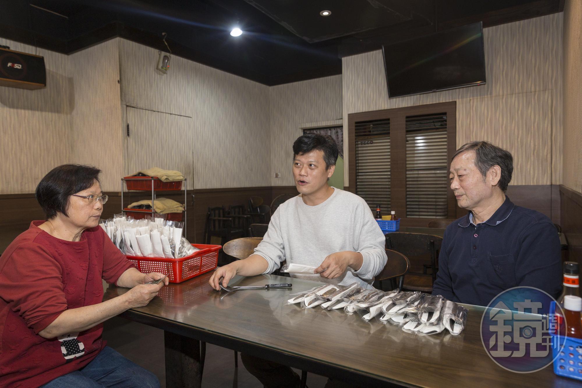 打烊後，江旻軒總算可與爸媽坐下來休息一下，聊聊天。如今爸媽最擔心的是他的婚姻大事。