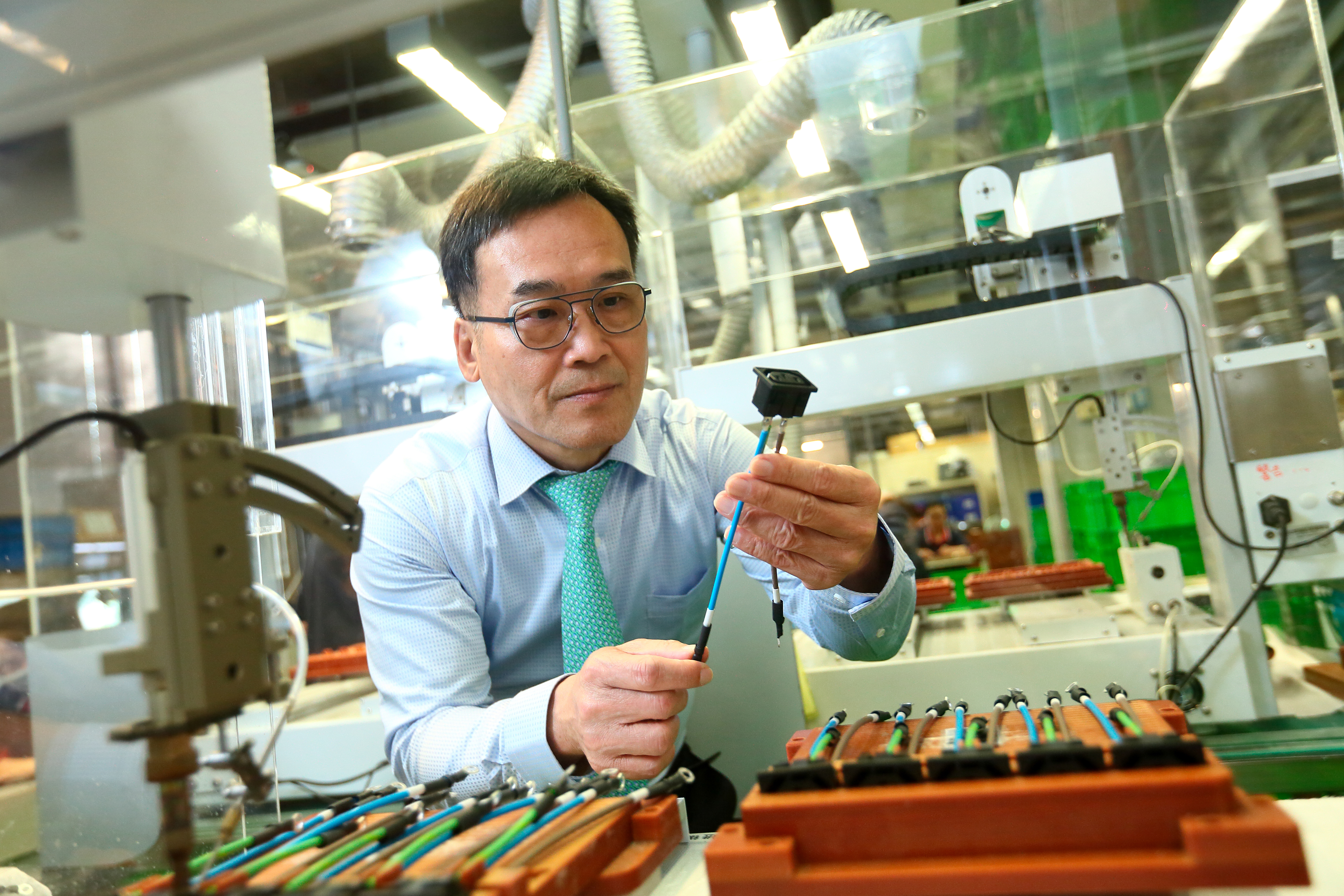 賴柄源以連接線束模組橫跨資訊、工業和車用等領域，在2輪和3輪的電動車防水連接器市場，拚出全台市占第一。