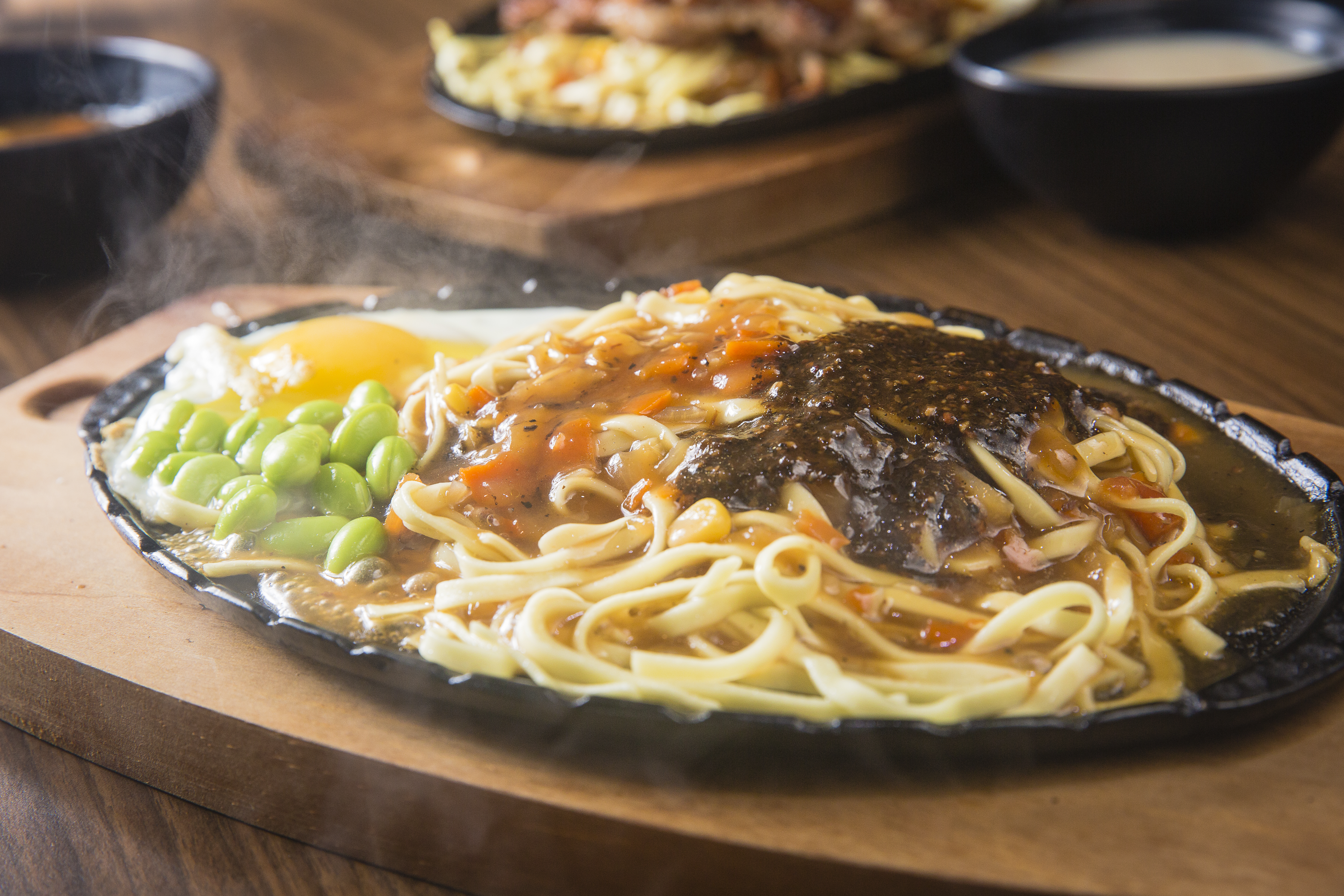 鐵板麵是上上牛排的賣點之一。很多吃素的客人會單點鐵板麵。（80元／份）